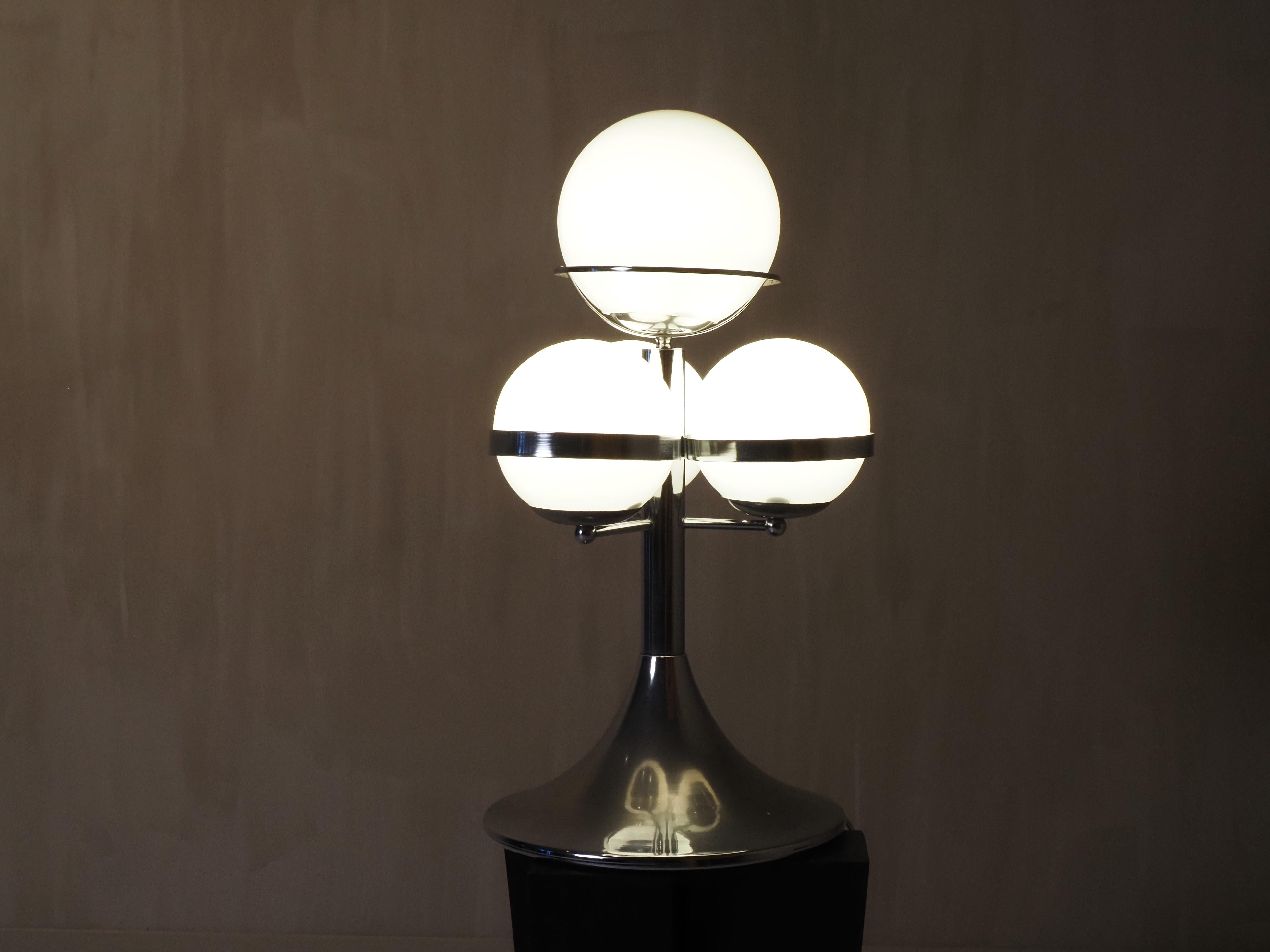 Lampe de table italienne de l'ère spatiale des années 1970 Excellent état - En vente à Diest, BE