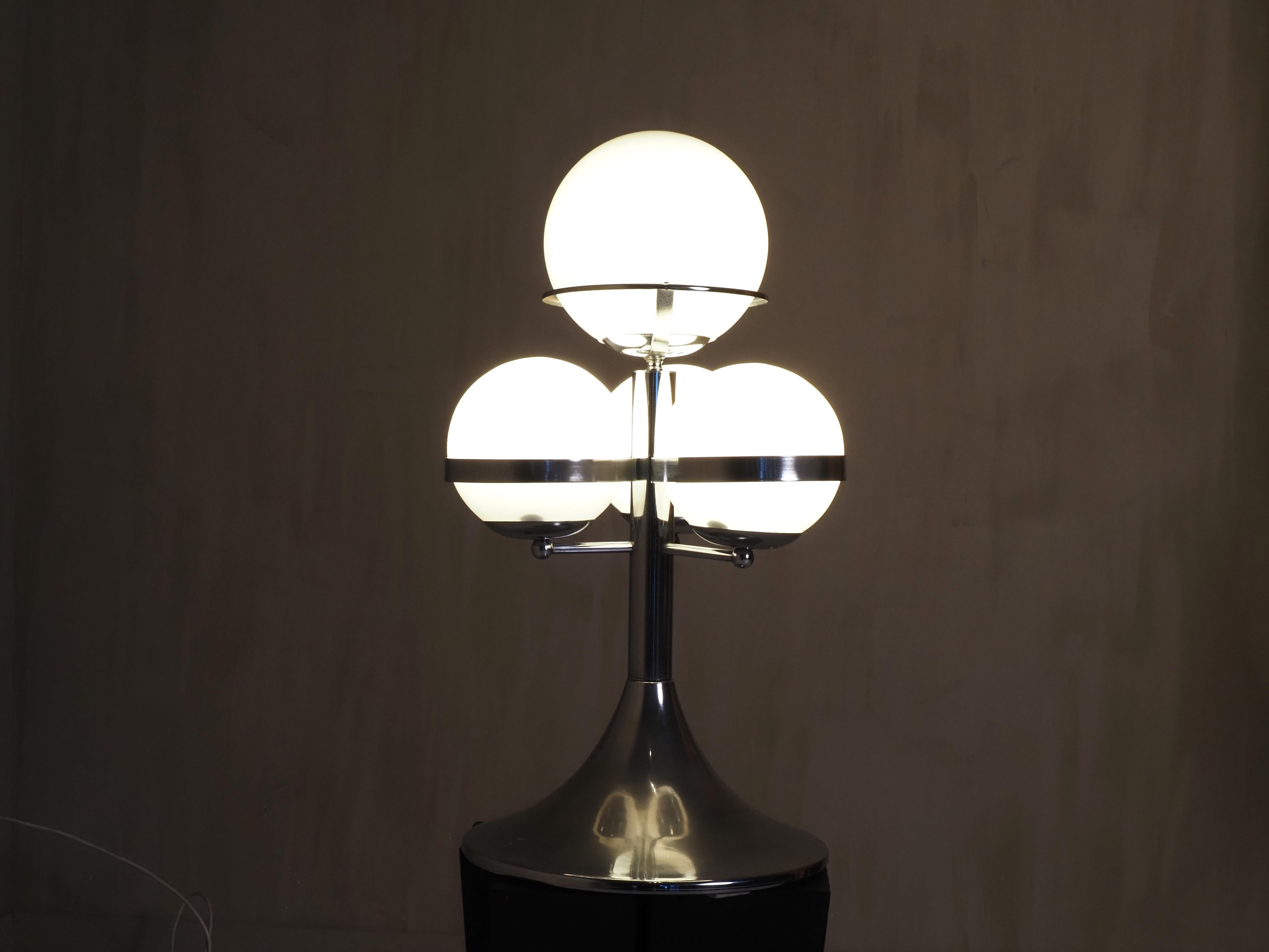 Fin du 20e siècle Lampe de table italienne de l'ère spatiale des années 1970 en vente