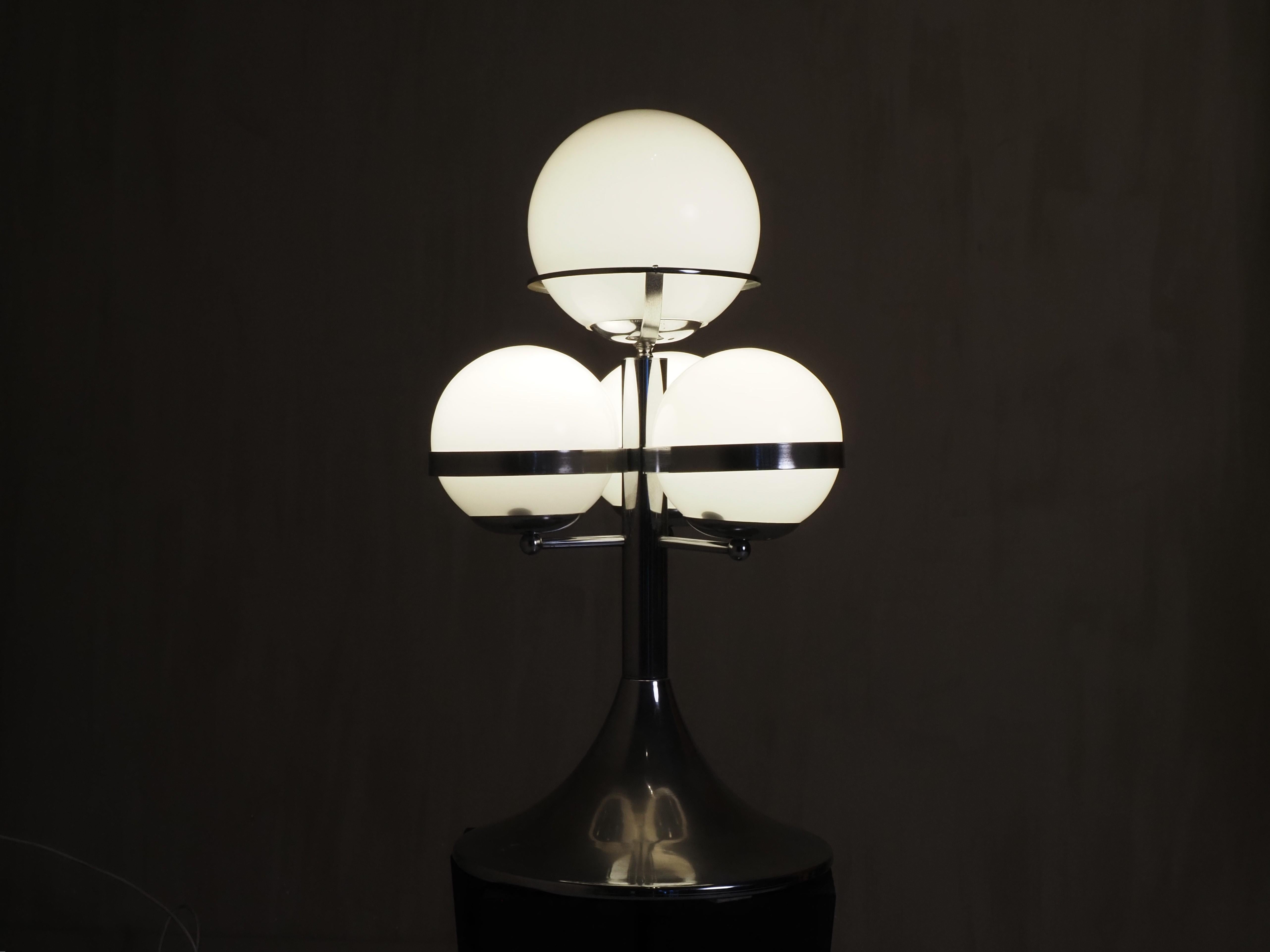Verre opalin Lampe de table italienne de l'ère spatiale des années 1970 en vente