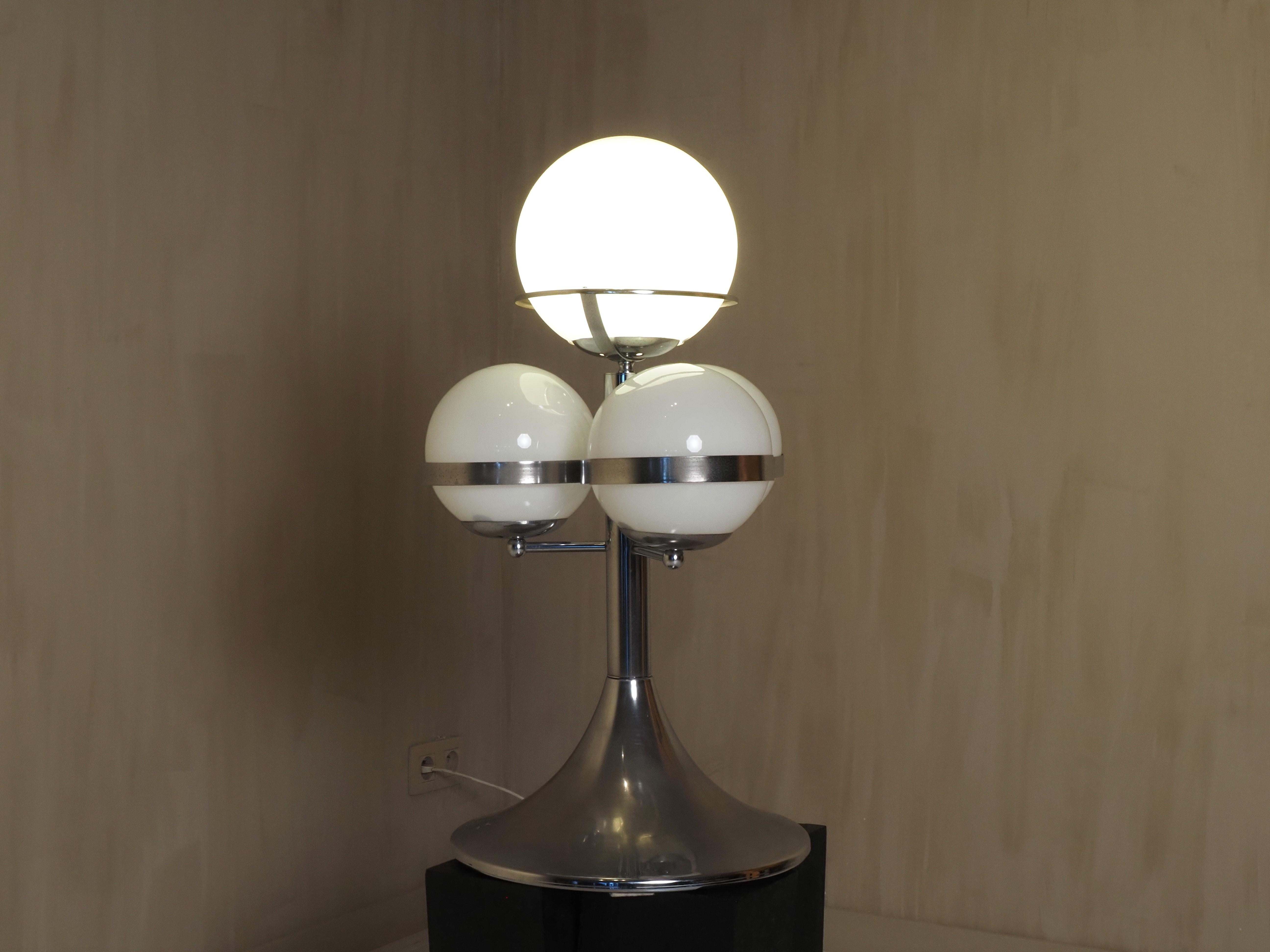 Lampe de table italienne de l'ère spatiale des années 1970 en vente 1
