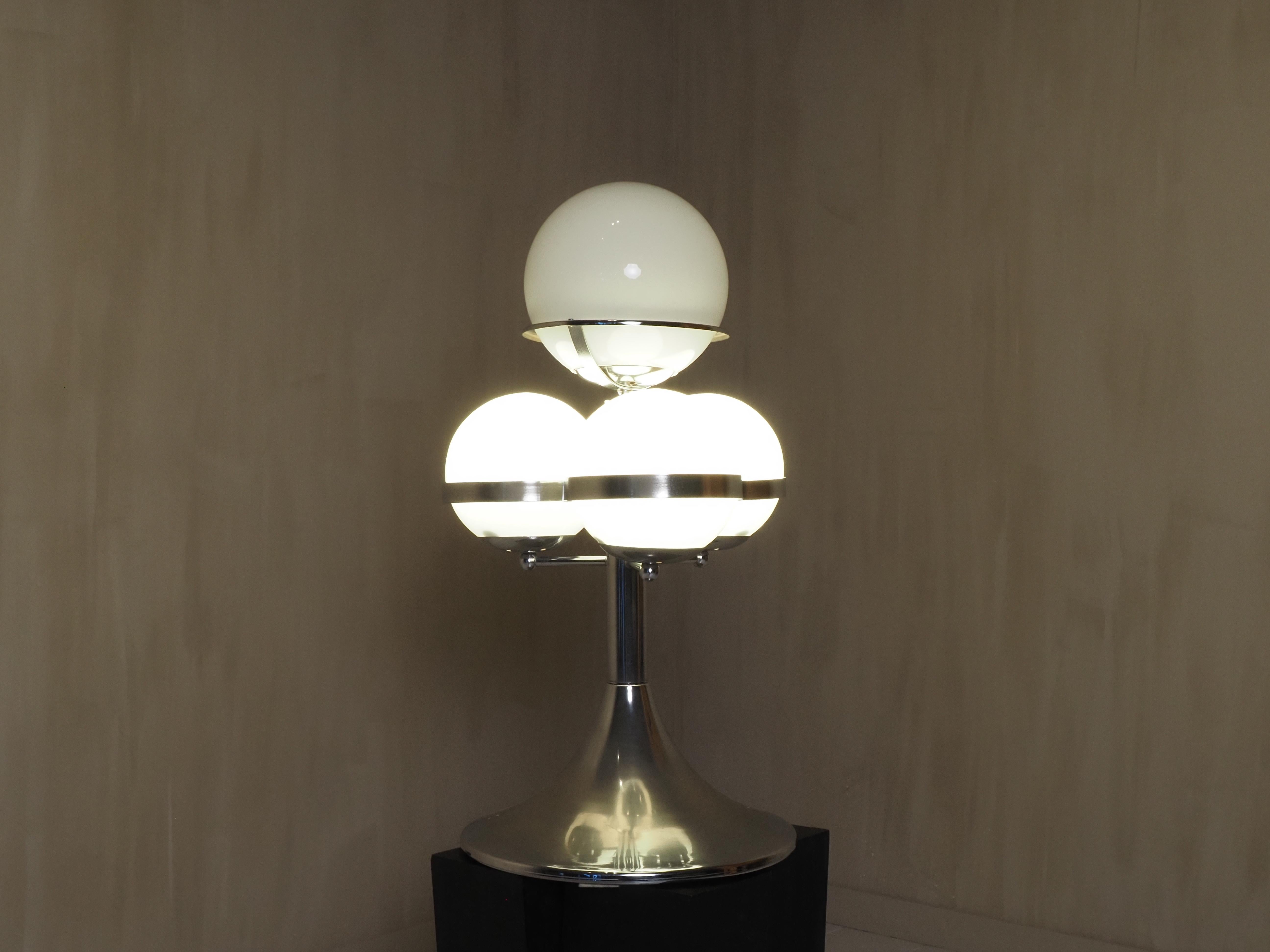 Lampe de table italienne de l'ère spatiale des années 1970 en vente 2