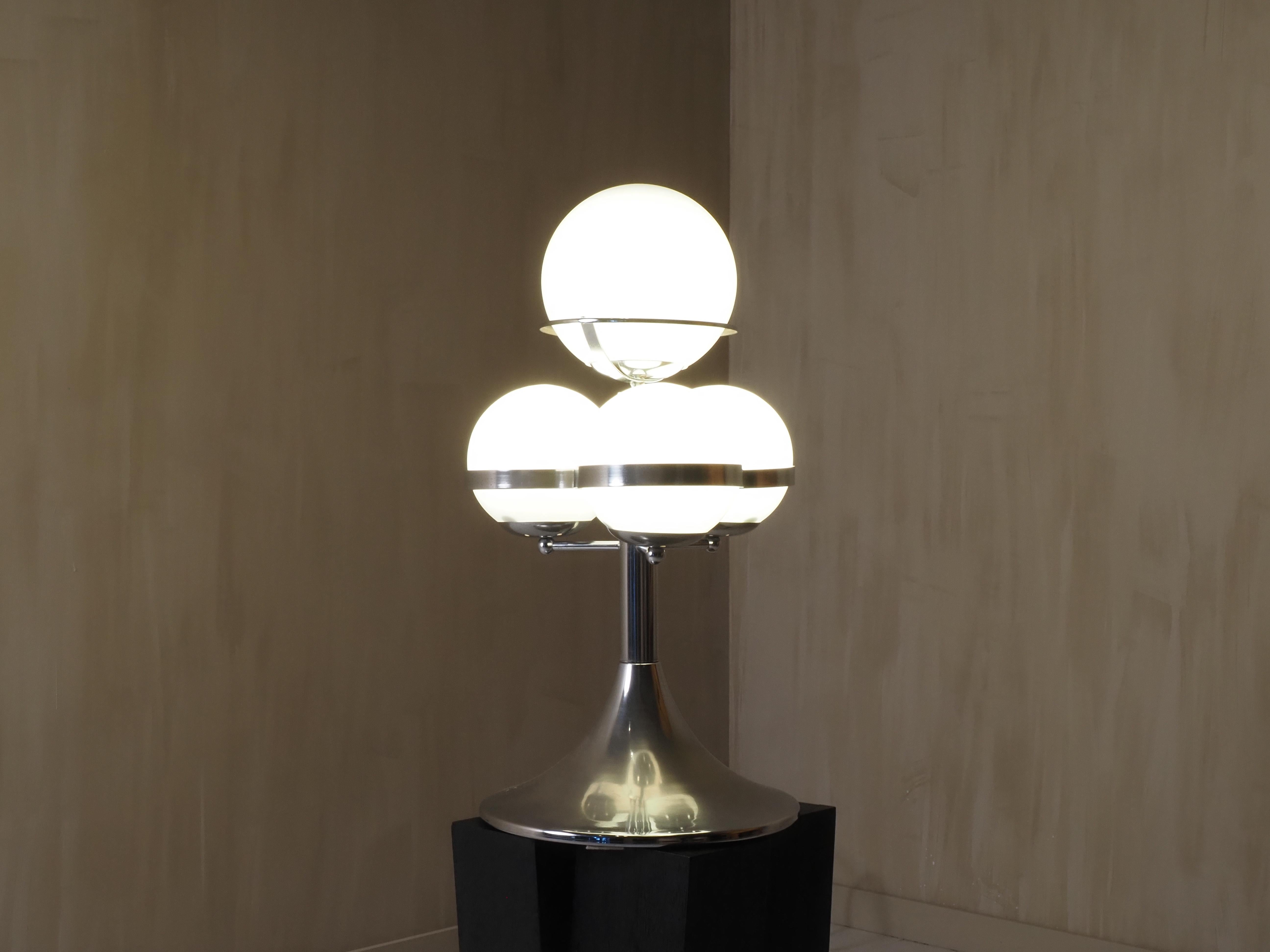 Lampe de table italienne de l'ère spatiale des années 1970 en vente 3