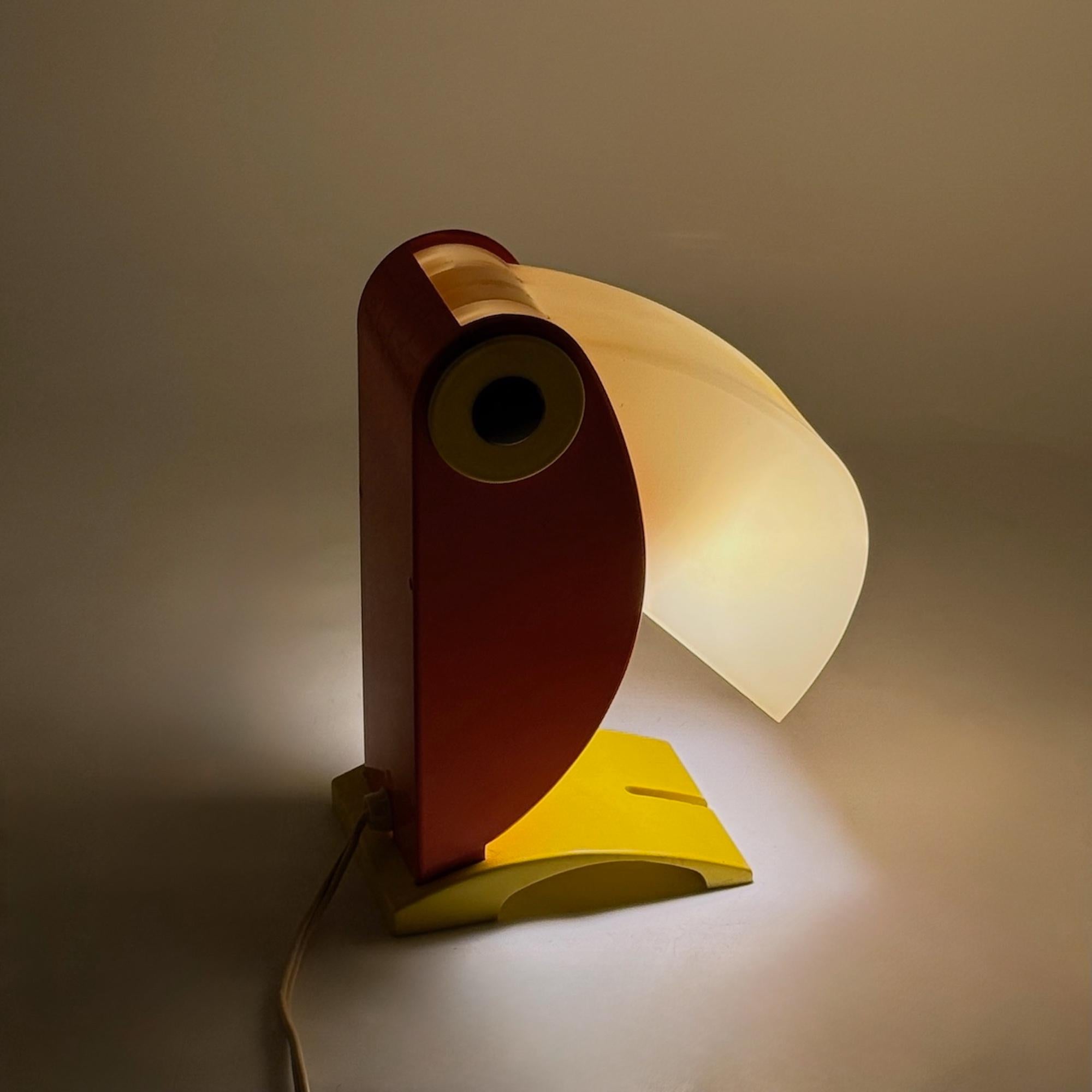 Mid-Century moderno 1970s Italian Space Age Toucan Table Lamp by Enea Ferrari in Plastic in vendita