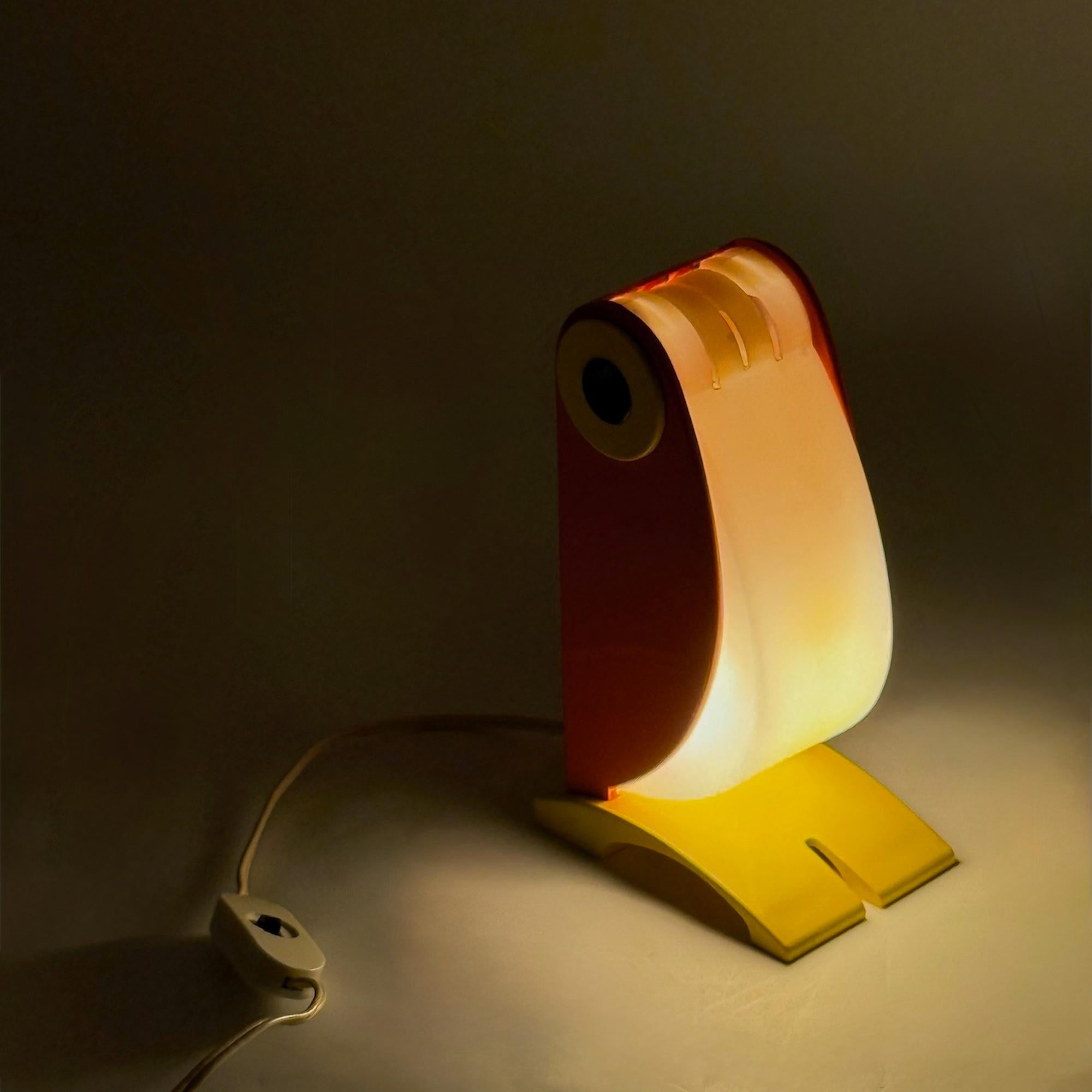 Late 20th Century 1970s Italian Space Age Toucan Table Lamp by Enea Ferrari in Plastic in vendita