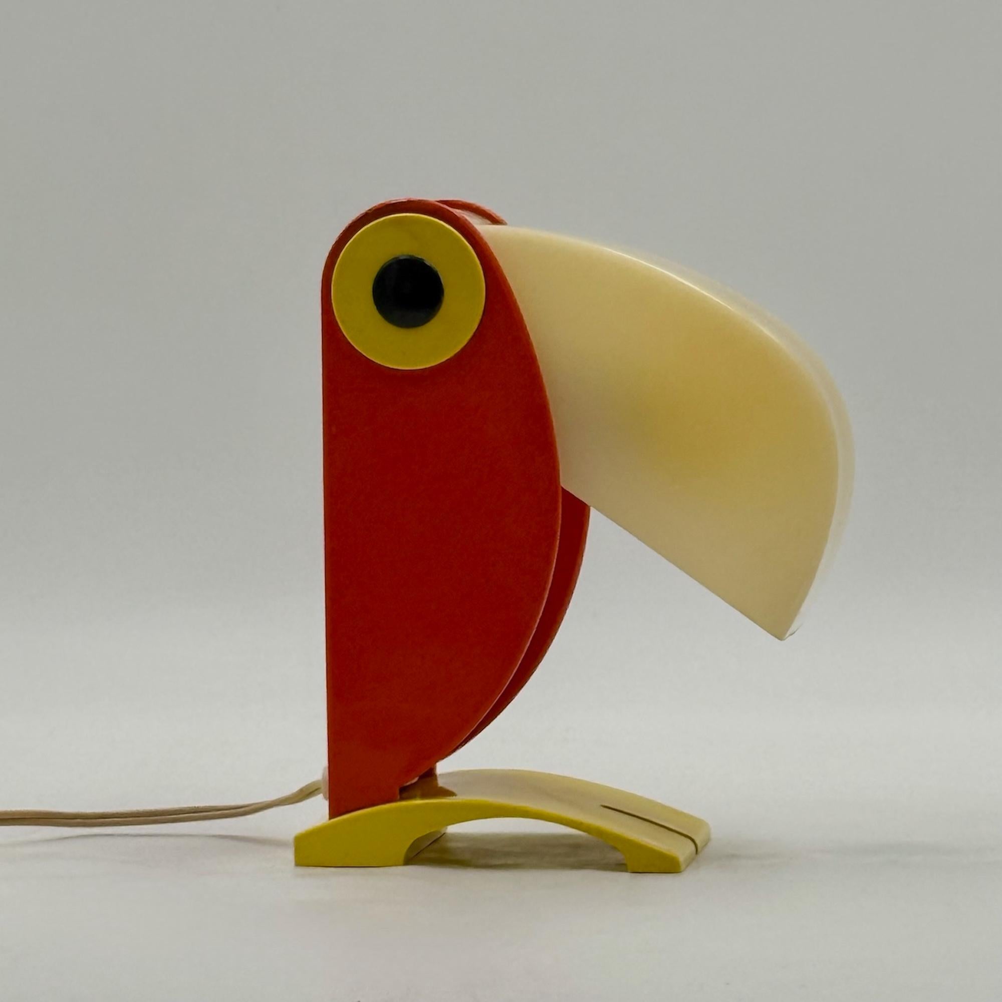 Plastica 1970s Italian Space Age Toucan Table Lamp by Enea Ferrari in Plastic in vendita