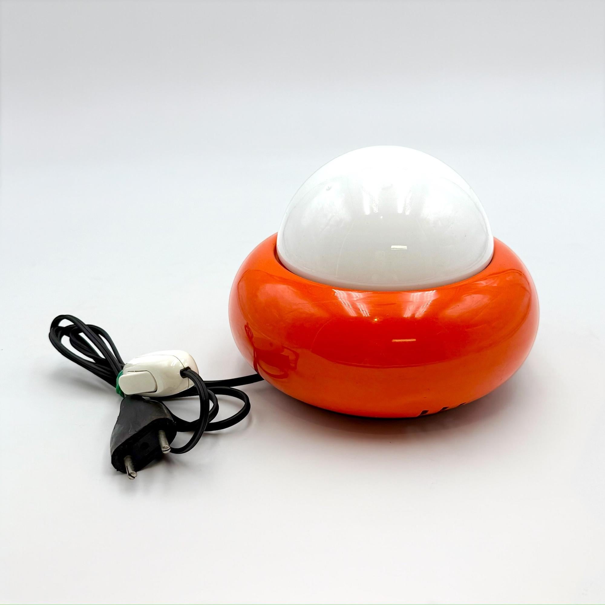 Un pezzo di design italiano di grande impatto e da collezione, questa lampada da tavolo degli anni '70 della linea A Space AGE è stata prodotta da Luci Milano. La sua forma scultorea si ispira alle immagini degli UFO, popolari nell'estetica