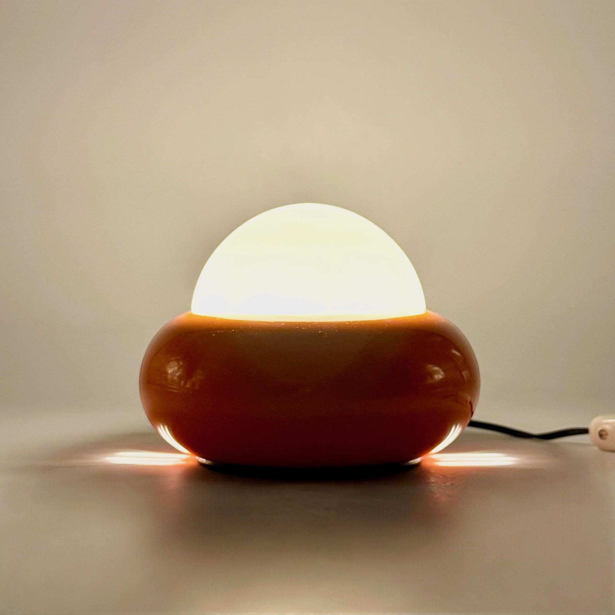 Lampada A Space Age degli anni '70 di Luci Milano Modello C 359 in rosso e bianco In condizioni buone in vendita a San Benedetto Del Tronto, IT