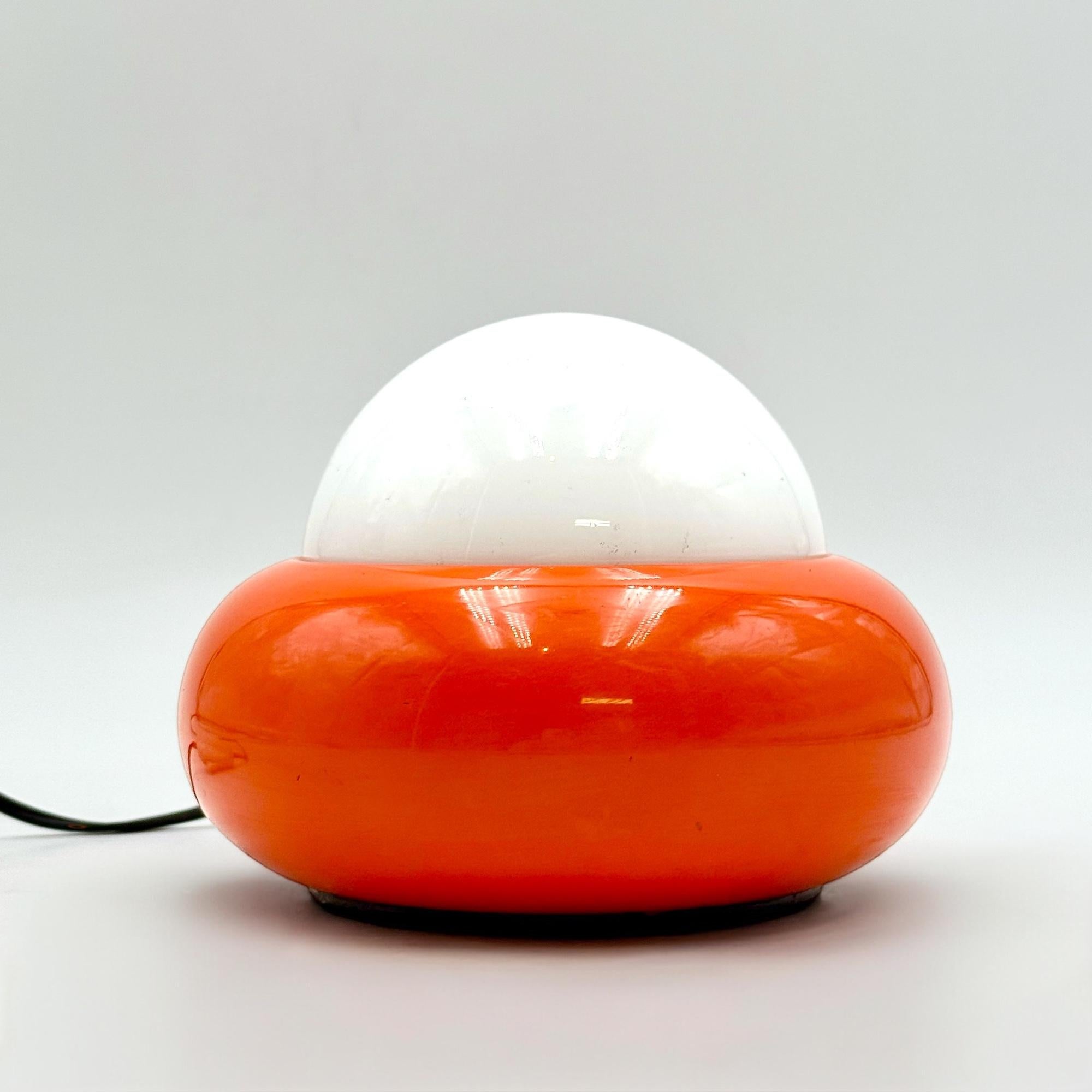 Fine XX secolo Lampada A Space Age degli anni '70 di Luci Milano Modello C 359 in rosso e bianco in vendita