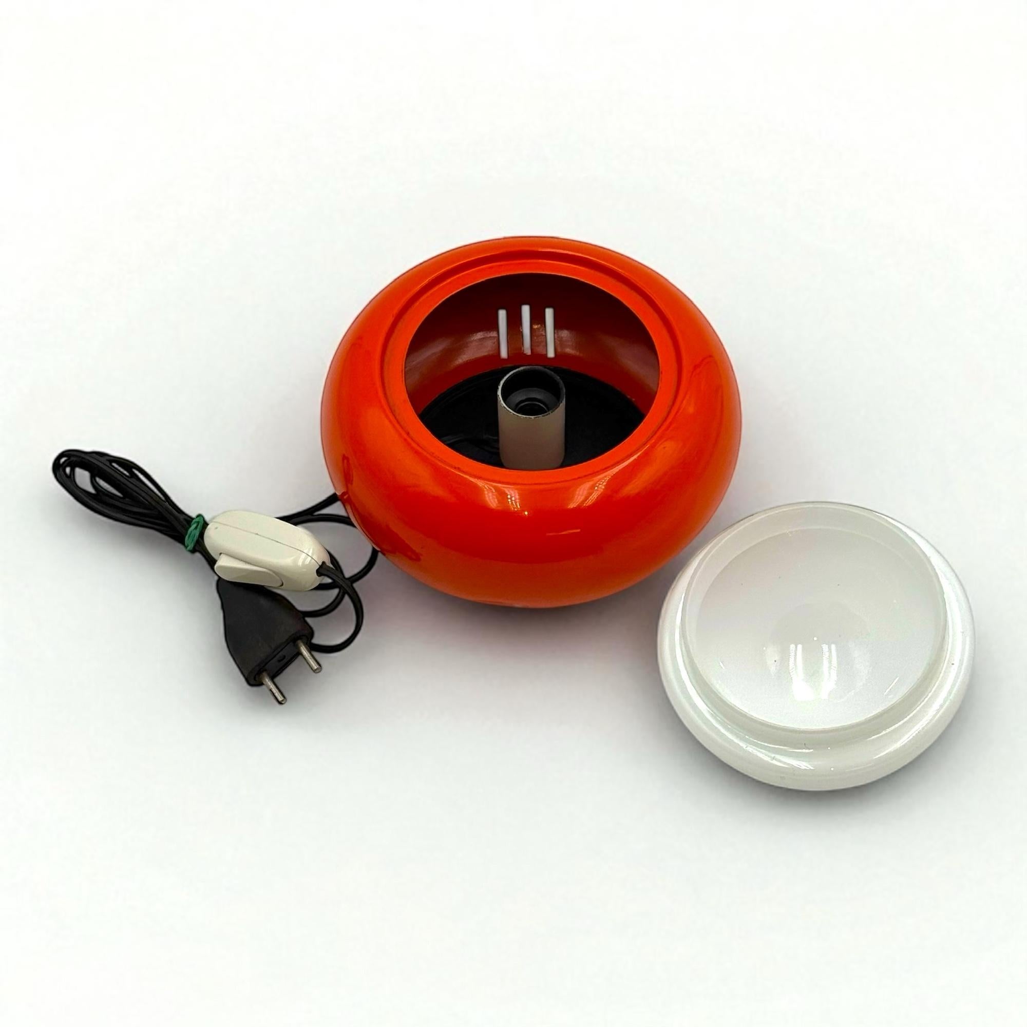 Metallo Lampada A Space Age degli anni '70 di Luci Milano Modello C 359 in rosso e bianco in vendita