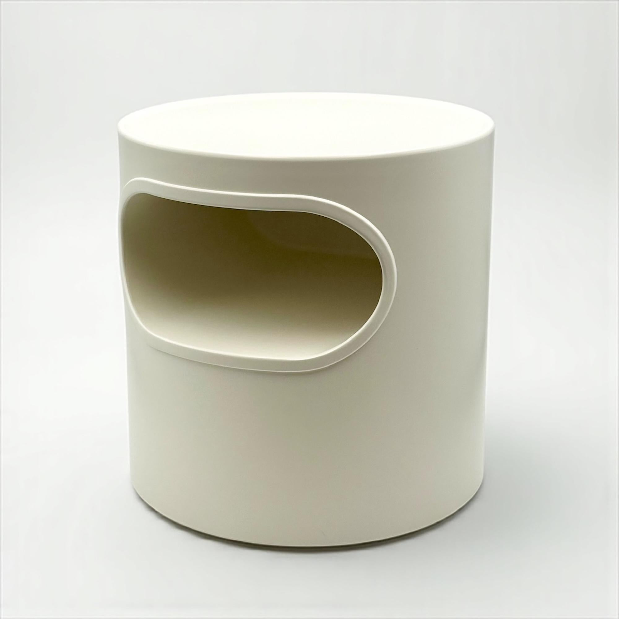 1970s Italian Space Age White Artemide Giano Vano Plastic Side Table For Sale 7