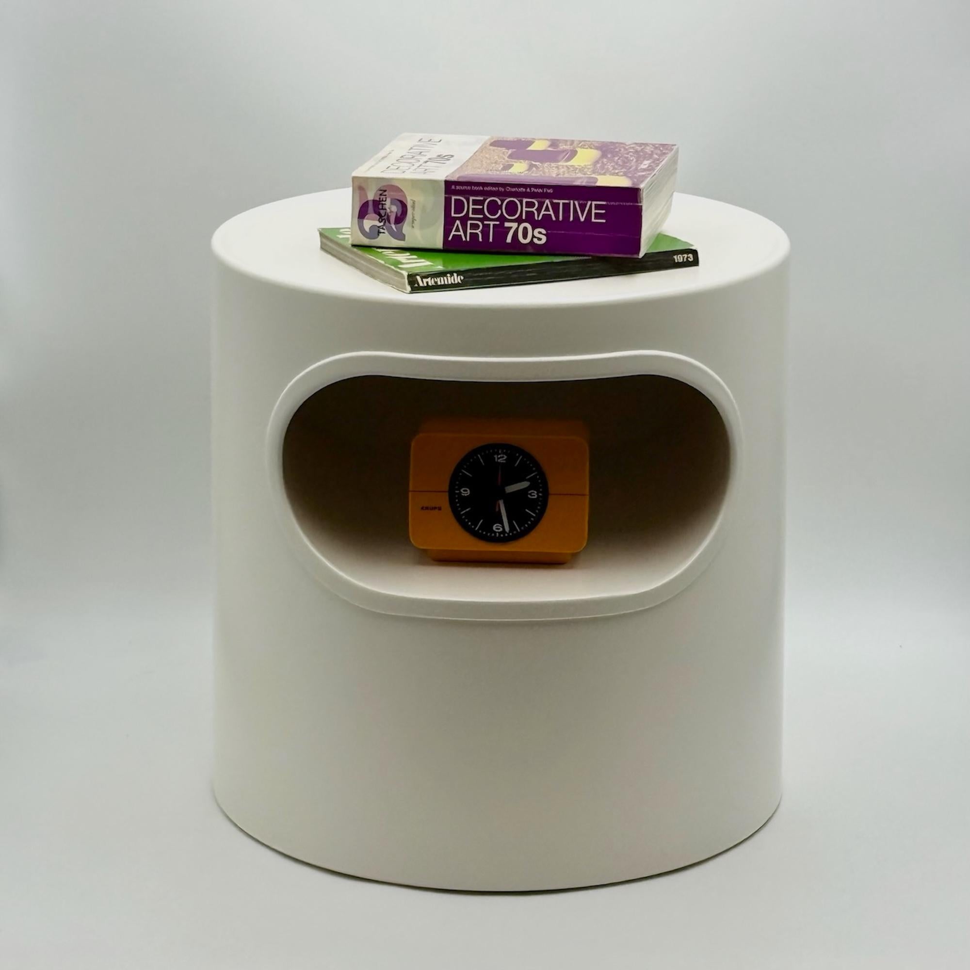 1970s Italian Space Age White Artemide Giano Vano Plastic Side Table In Good Condition For Sale In San Benedetto Del Tronto, IT