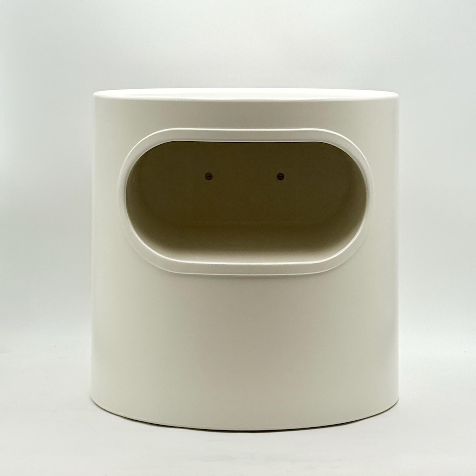 Late 20th Century 1970s Italian Space Age White Artemide Giano Vano Plastic Side Table For Sale