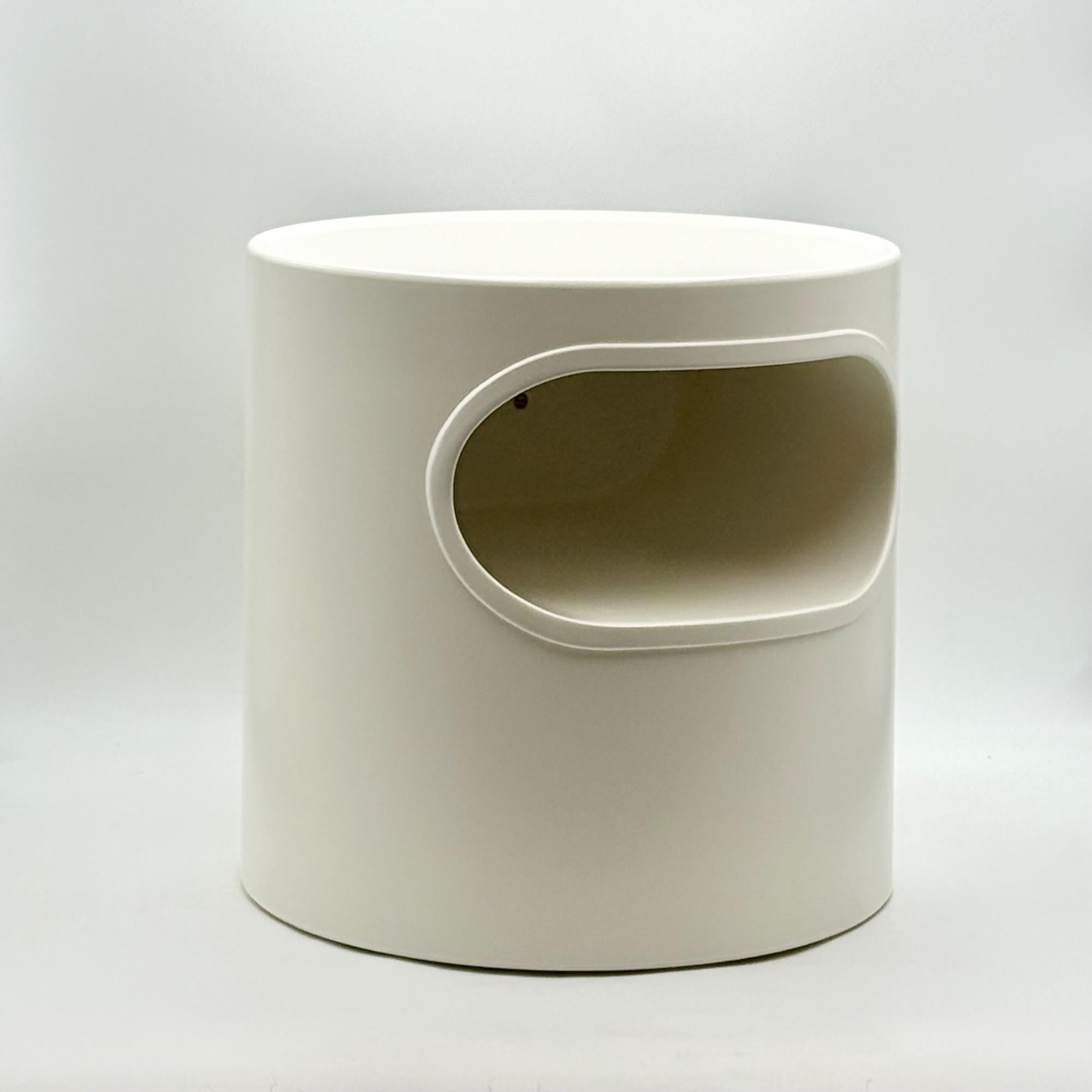 1970s Italian Space Age White Artemide Giano Vano Plastic Side Table For Sale 1