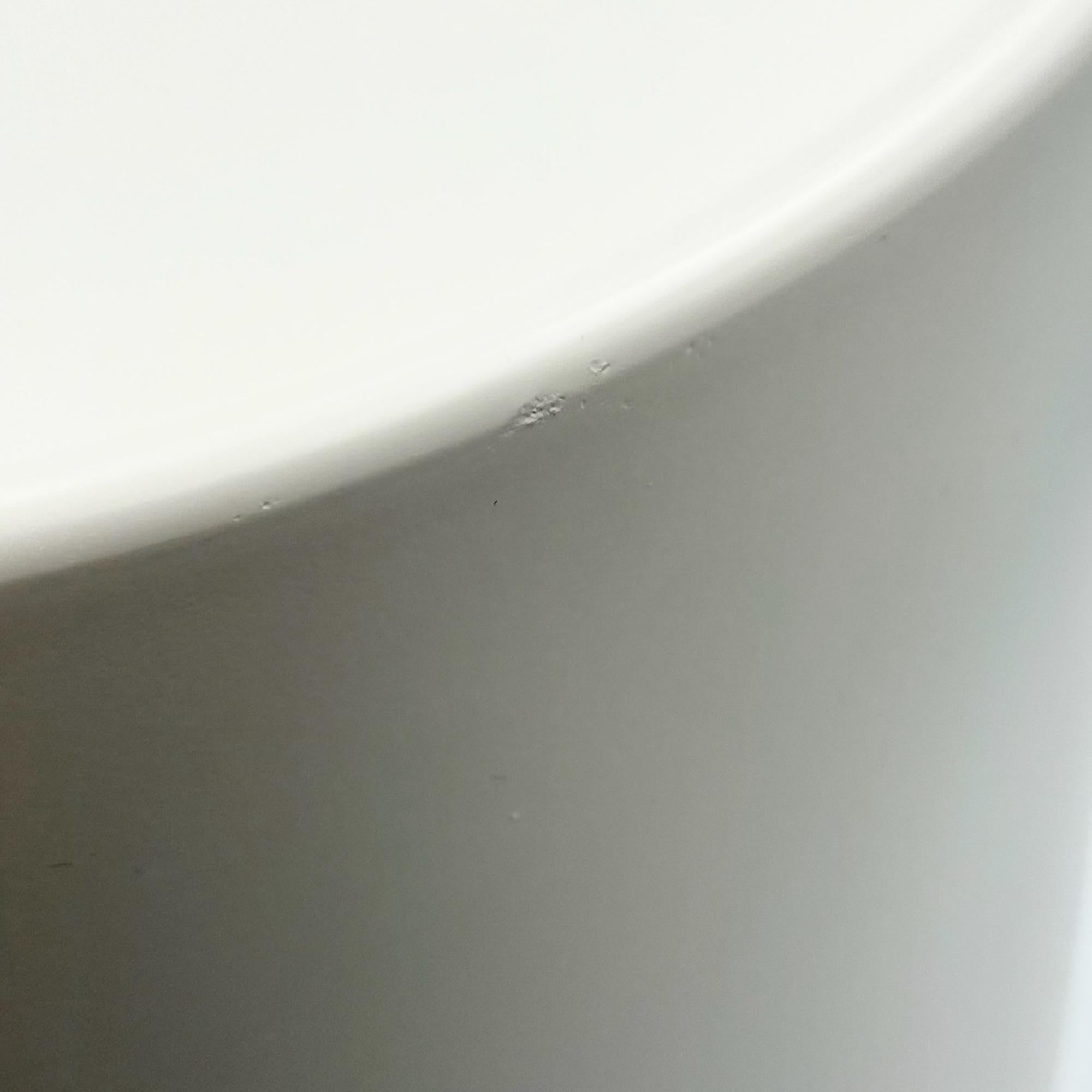 1970s Italian Space Age White Artemide Giano Vano Plastic Side Table For Sale 2
