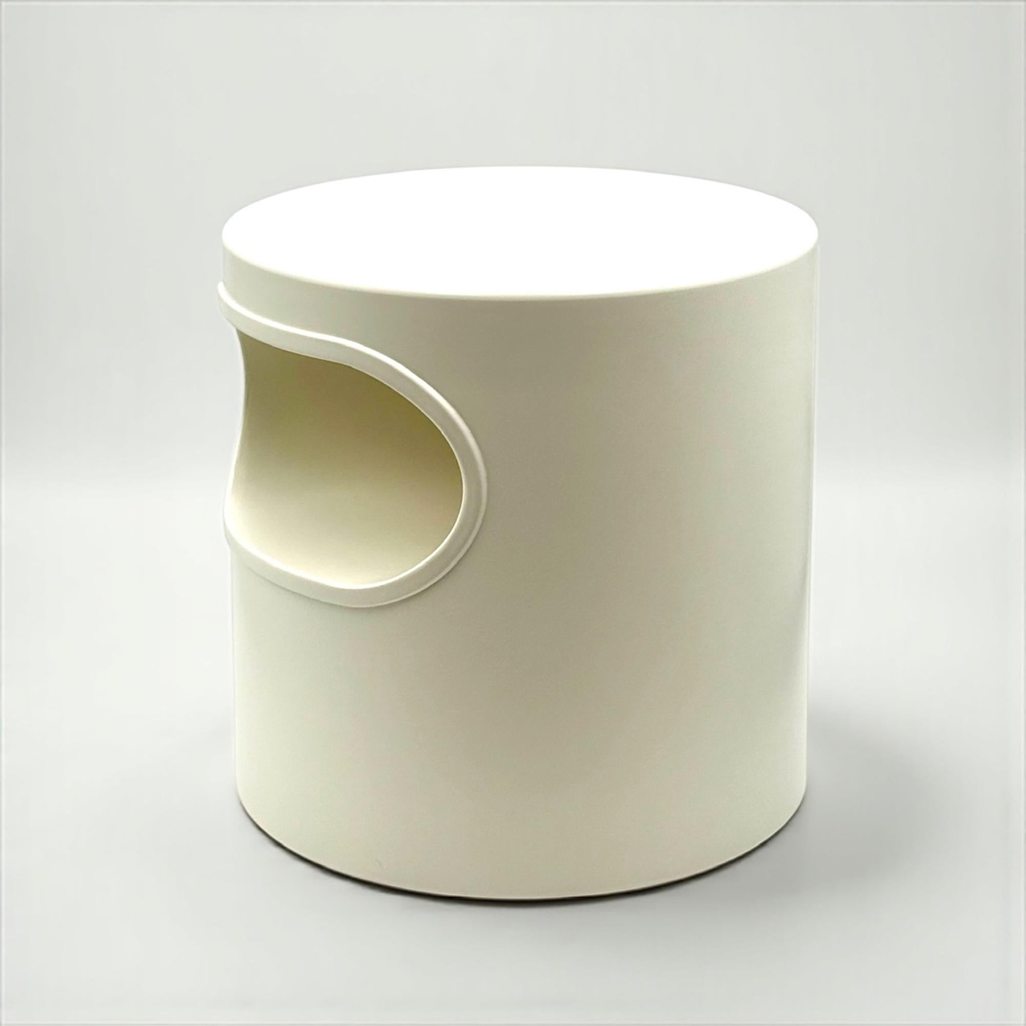 1970s Italian Space Age White Artemide Giano Vano Plastic Side Table For Sale 4