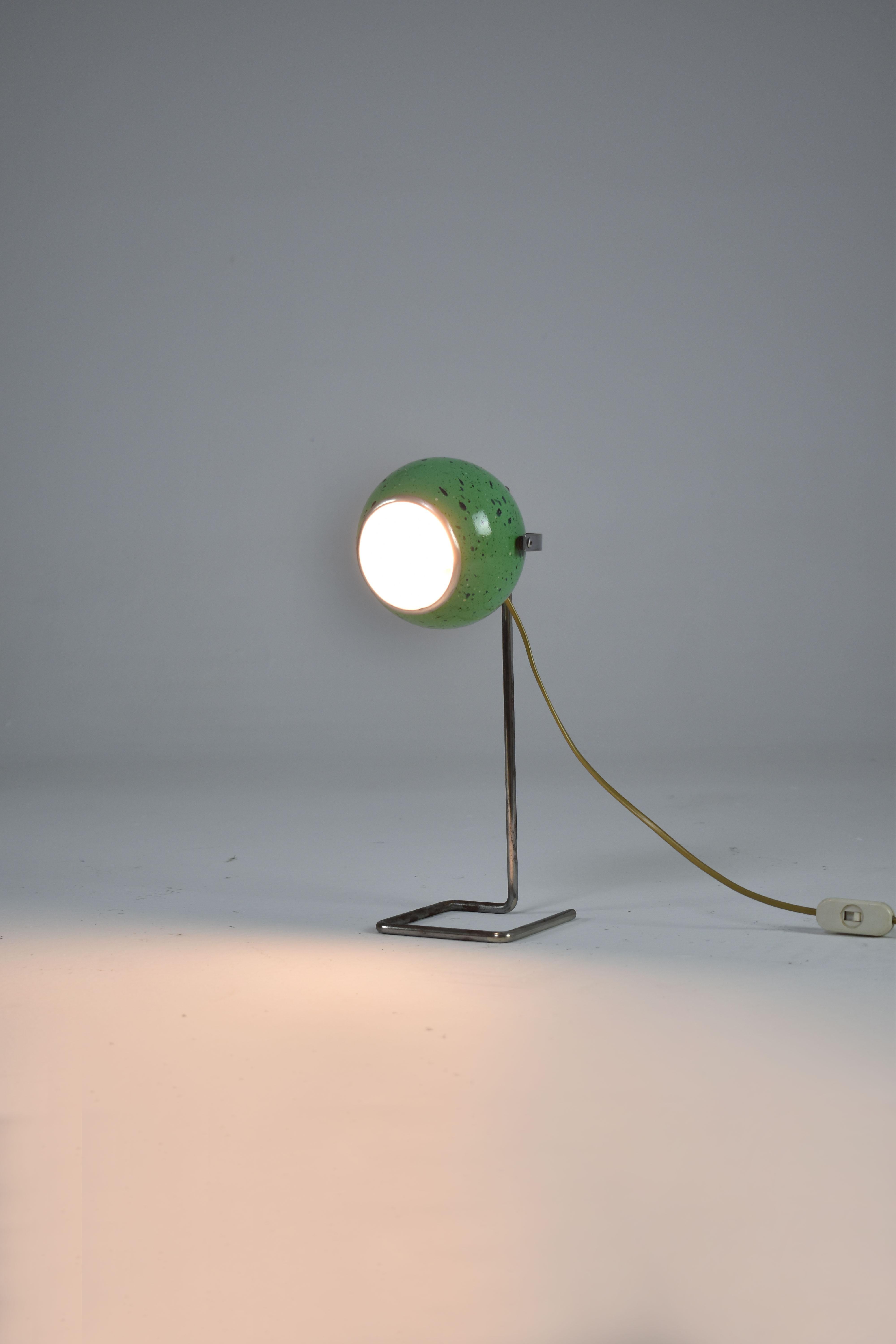Italiano 1970's Italian Speckled Eyeball Vintage Desk Lamp in vendita