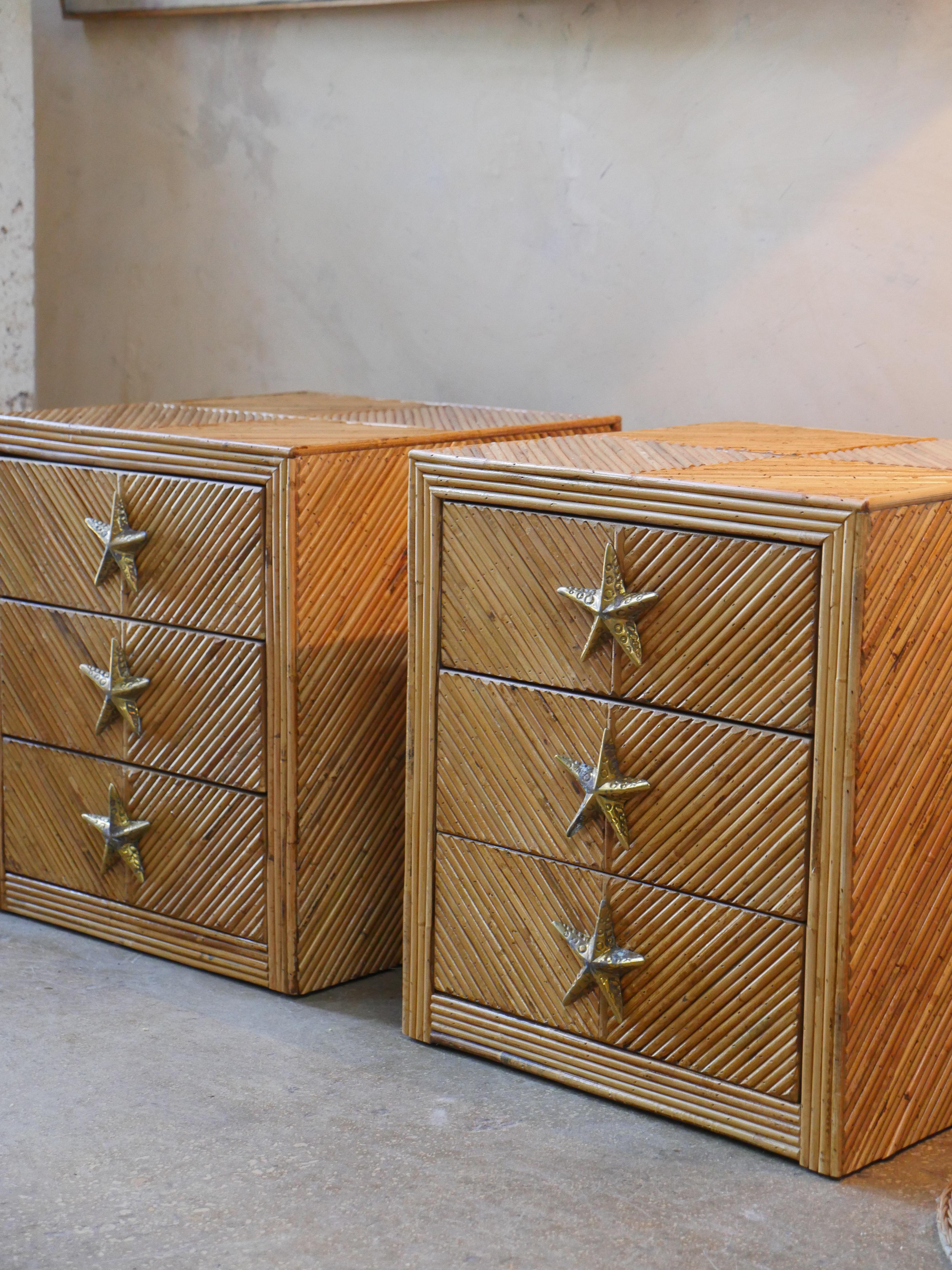 Mid-Century Modern 1970s Italian Split Reed Bamboo Nightstands with Brass Starfish Pulls – Set of 2 For Sale