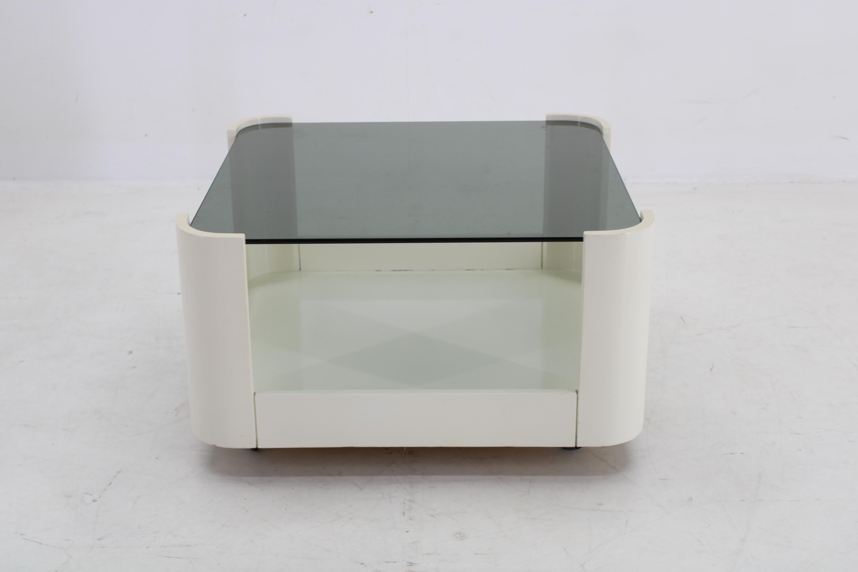 Mid-Century moderno Tavolino quadrato in vetro italiano degli anni '70 in vendita