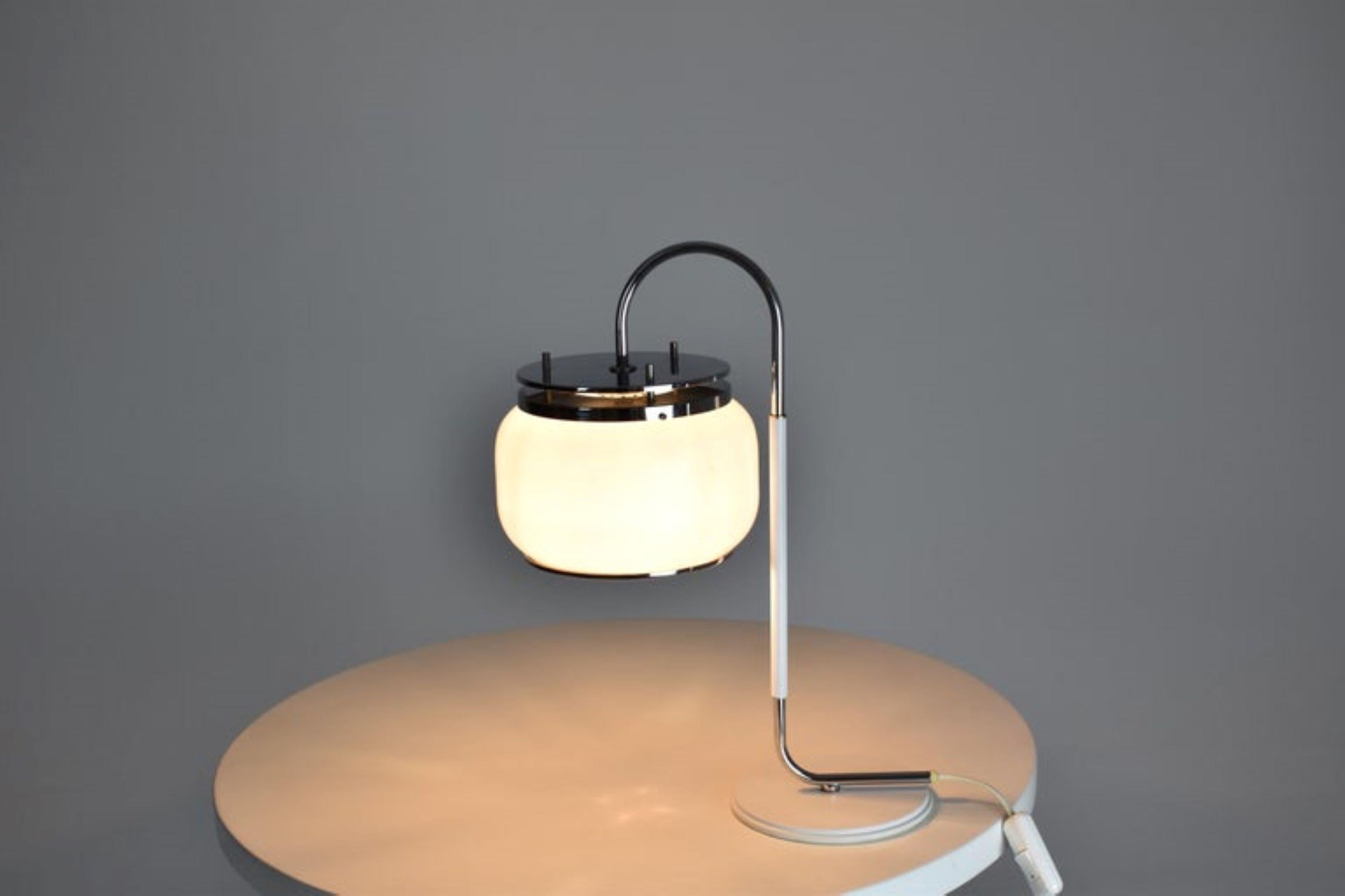 Lampe de bureau italienne en acier inoxydable des années 1970 en vente 8