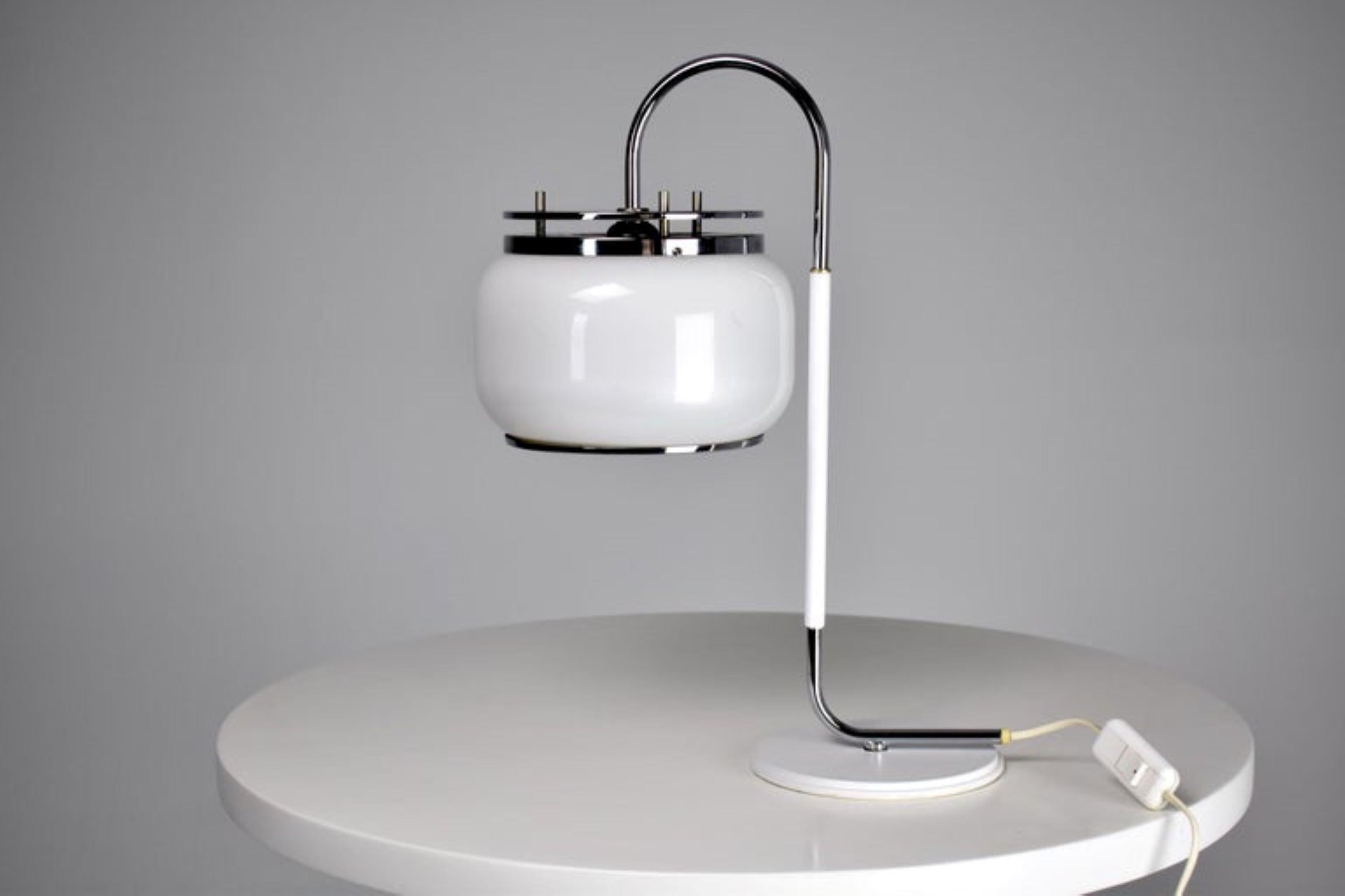 A very cool originally shaped table lamp composed of steel and designed with a plastic shade. 
Light switch at the cord. Restored condition. 
The wire is professionally checked. E27 and E26 standards are interchangeable, meaning a European E27