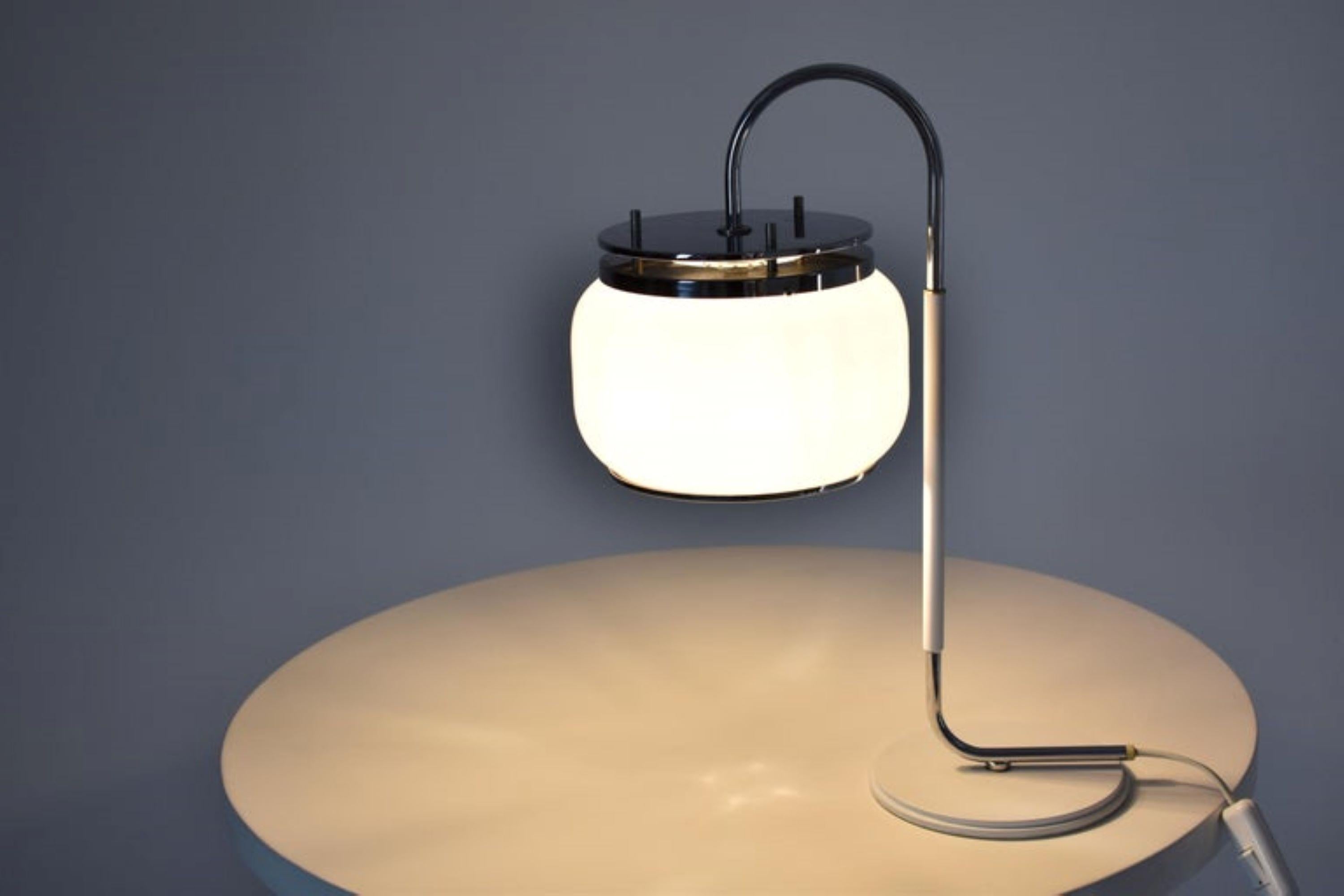Ère spatiale Lampe de bureau italienne en acier inoxydable des années 1970 en vente