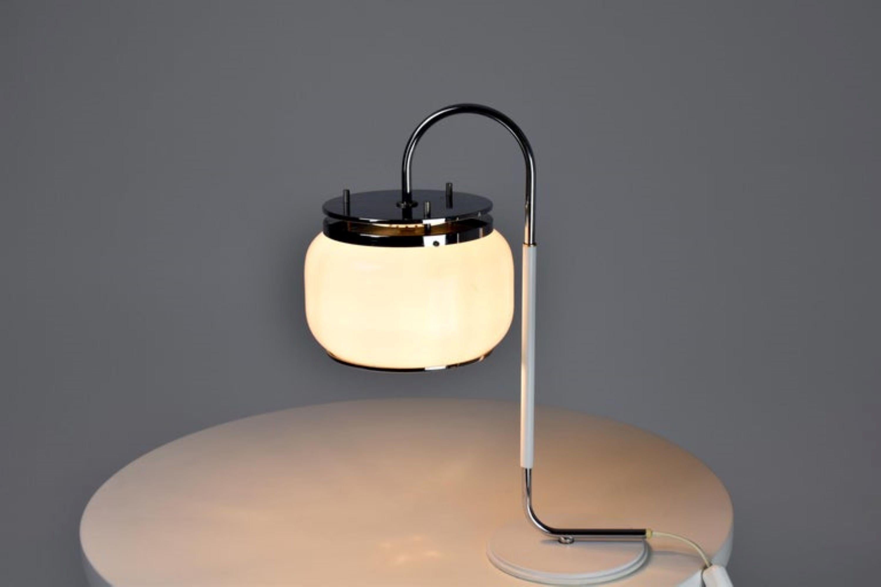 20ième siècle Lampe de bureau italienne en acier inoxydable des années 1970 en vente