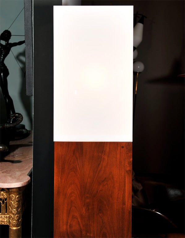 Boîte à luminaires italienne sur pied des années 1970 Excellent état - En vente à Sag Harbor, NY