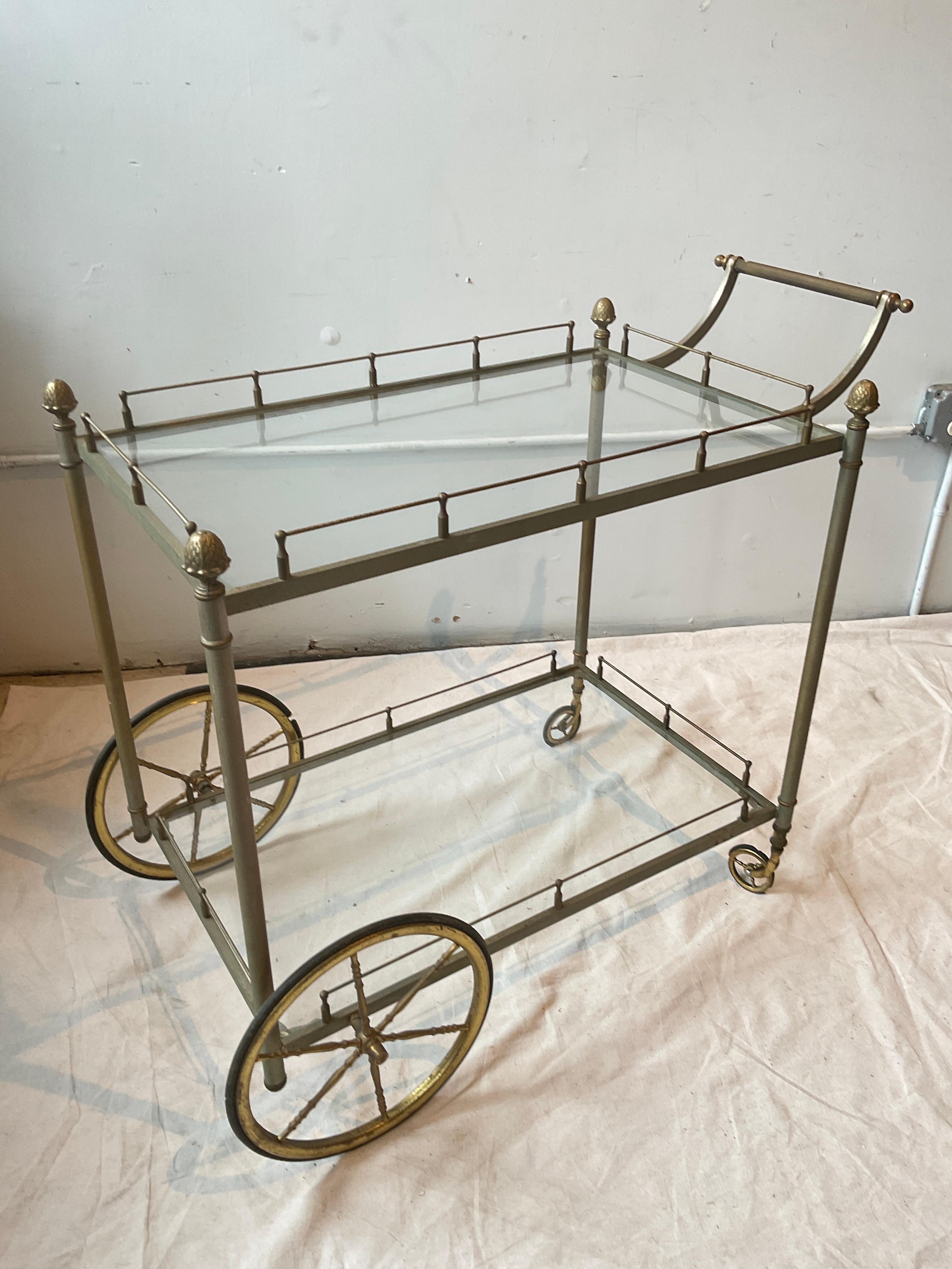 Carrello da bar italiano degli anni '80 in acciaio e ottone.
Macchie di ruggine sul carrello (possono essere eliminate).
Chip in vetro.
Manca la gomma delle ruote.