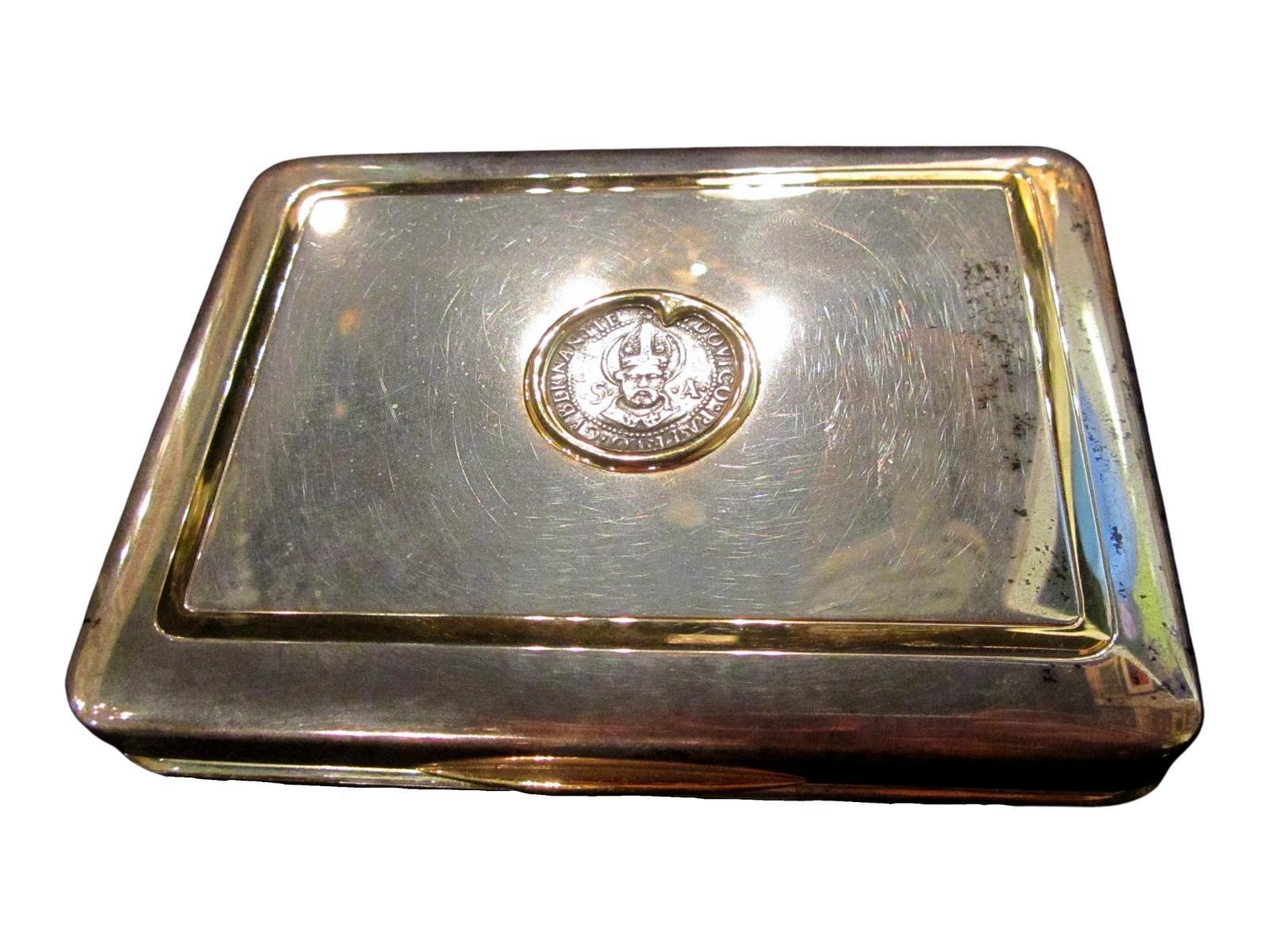 Rectangular sterling silver box.
The hinged cover is framed with a gold band, gold thumb piece
Inset with a Milan «Grosso 5 solid» silver coin within a gold circlet

Period: Giovanni Galeazzo Maria Sforza and his uncle and regent Ludovico Maria