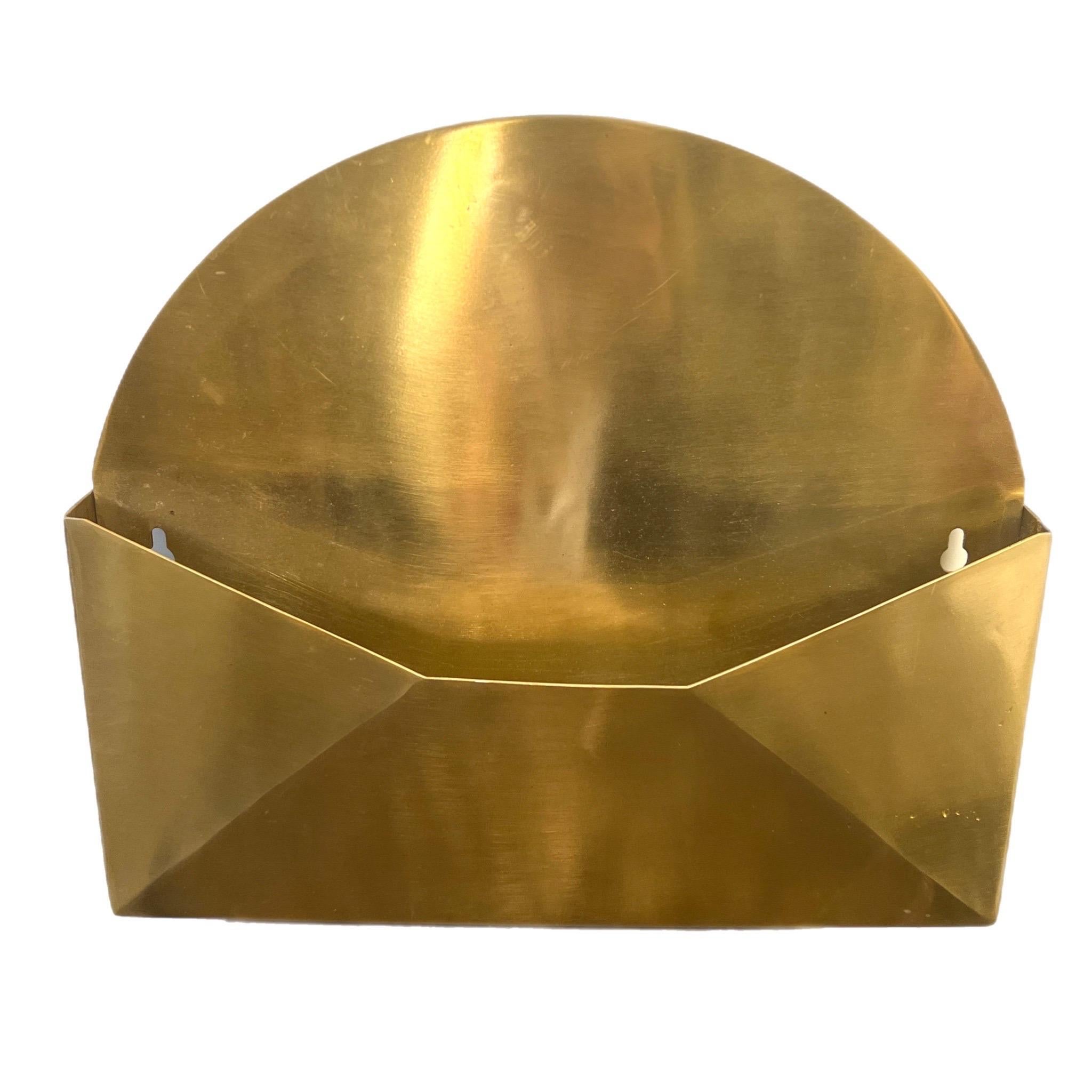 This fabulous brass mountable mail/letter holder is super chic and is a great representation of 1970’s pop art.   The envelope form holder does not have to be just for letters, I think it would look excellent hanging in the bathroom as a toothbrush