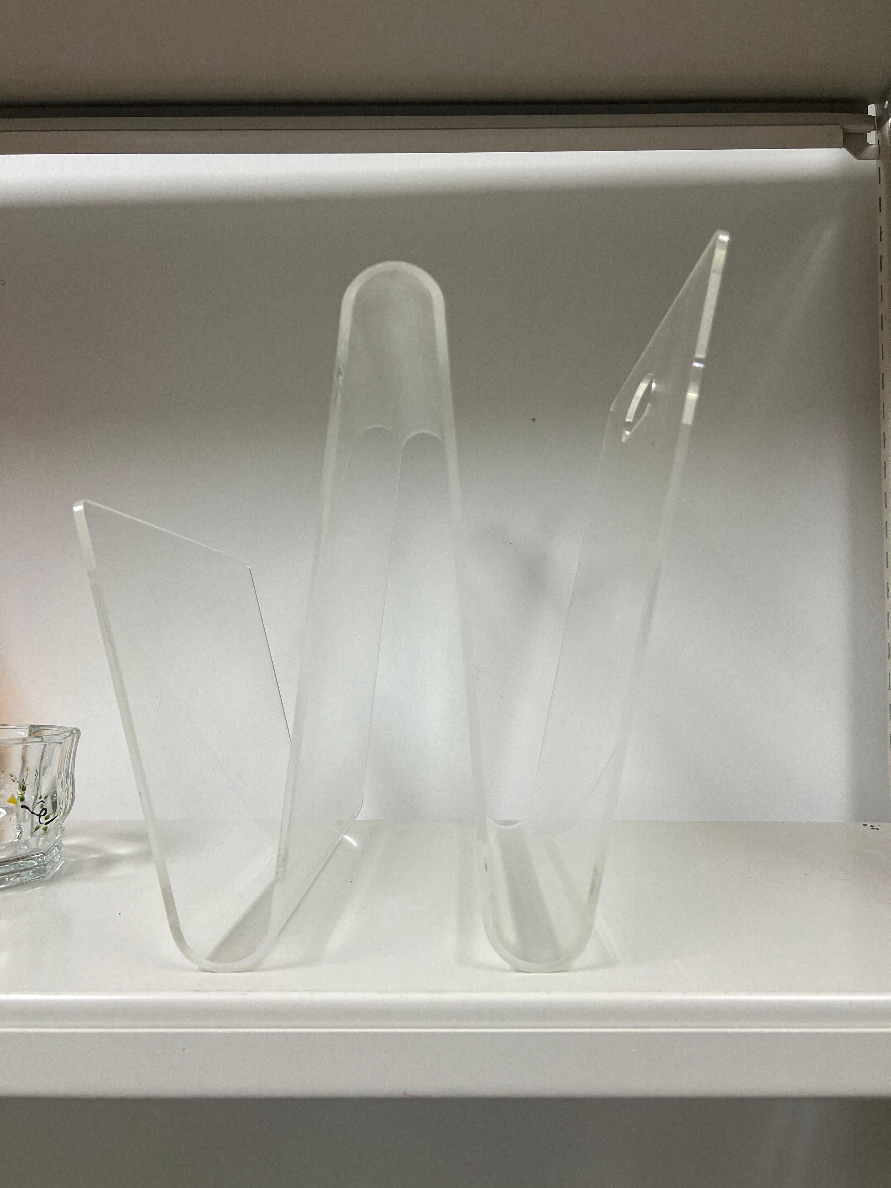 Portariviste in lucite piegato in stile italiano degli anni '70 o portariviste a Zig Zag. 

Benvenuto su Solid Gold Velvet Interiors! Siamo molto felici di averti con noi. Siamo un piccolo negozio curato a Charleston, Sc. Segui il nostro negozio