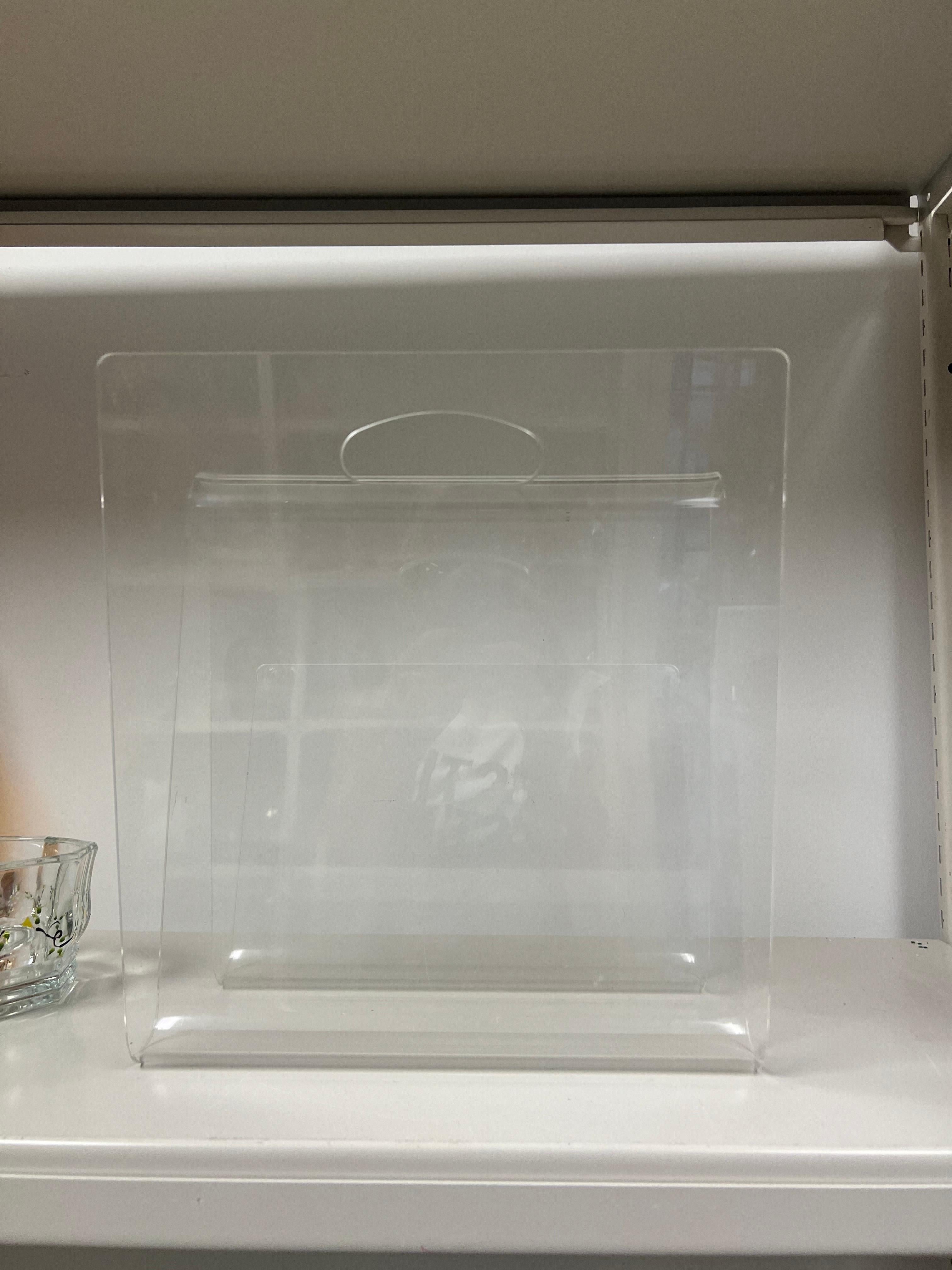 Mid-Century moderno Portariviste in lucite stile anni '70 in vendita