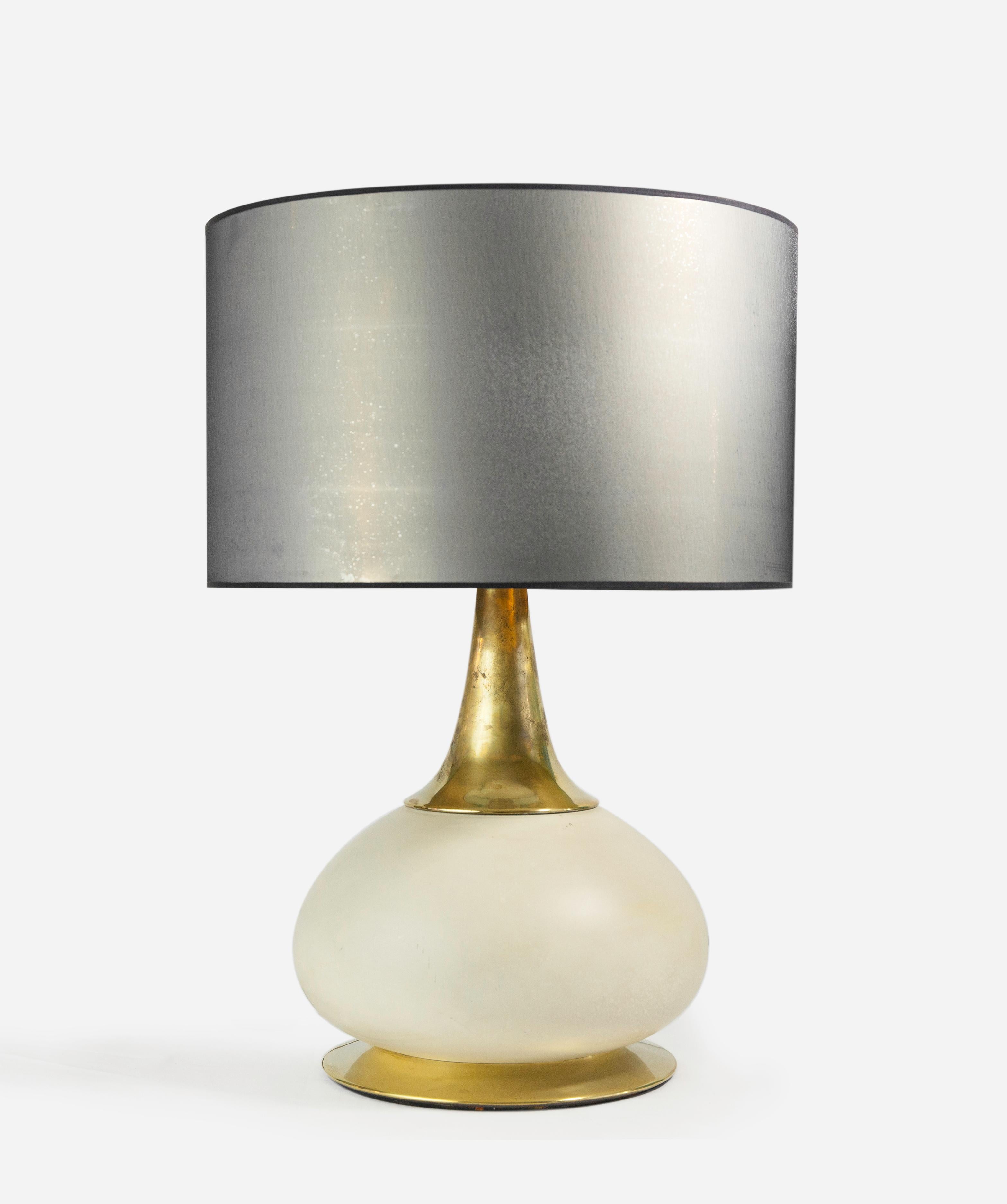 Grande et haute lampe de table de l'école italienne, vers 1970, présentant un élégant design du milieu du siècle. La lampe présente une base ronde raffinée en verre satiné blanc crème, associée à un col métallique élégant qui met en valeur les tons