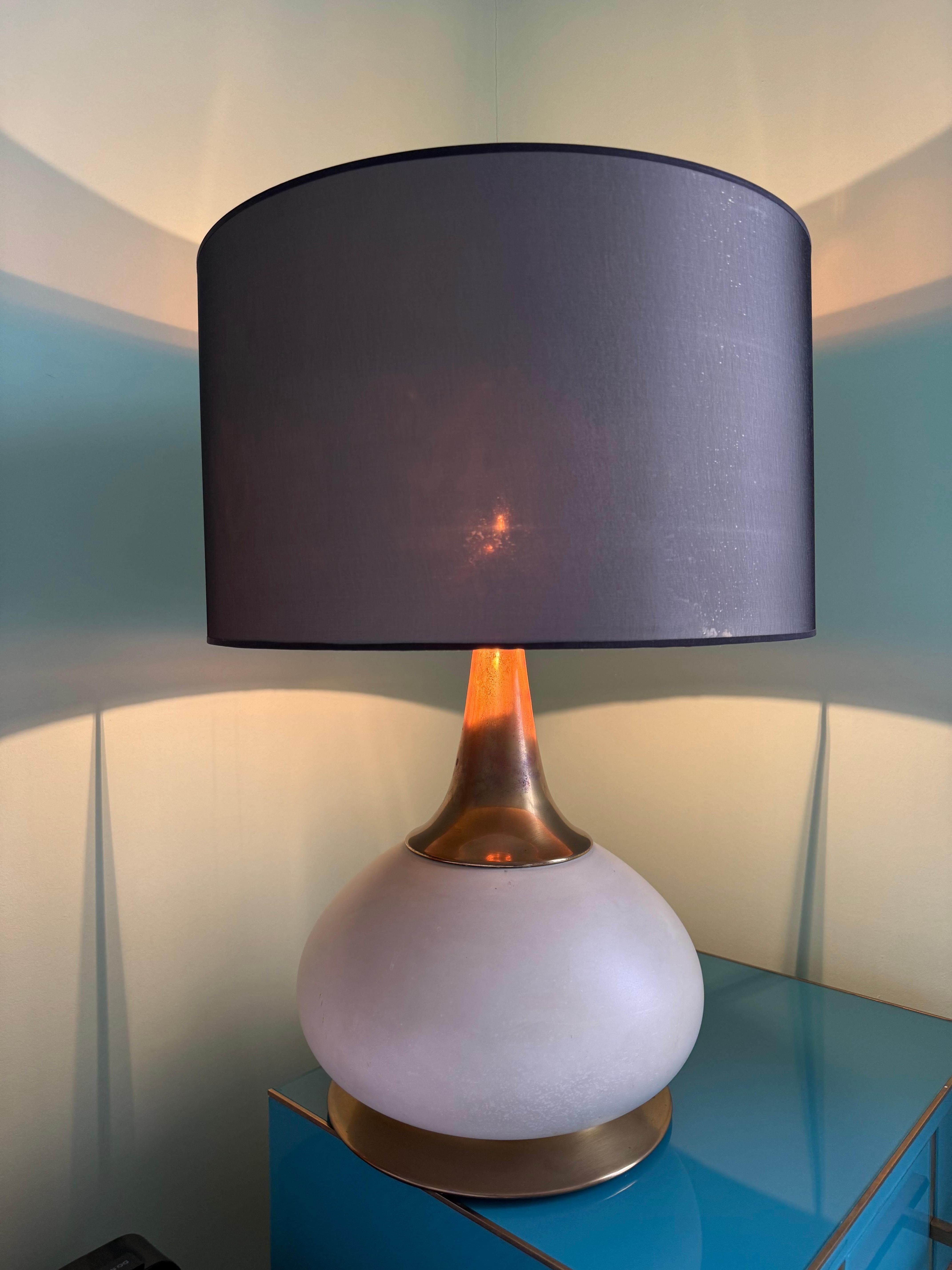 Mid-Century Modern Lampe de table italienne des années 1970 par PAF Milano en laiton et verre satiné avec blanc perlé en vente