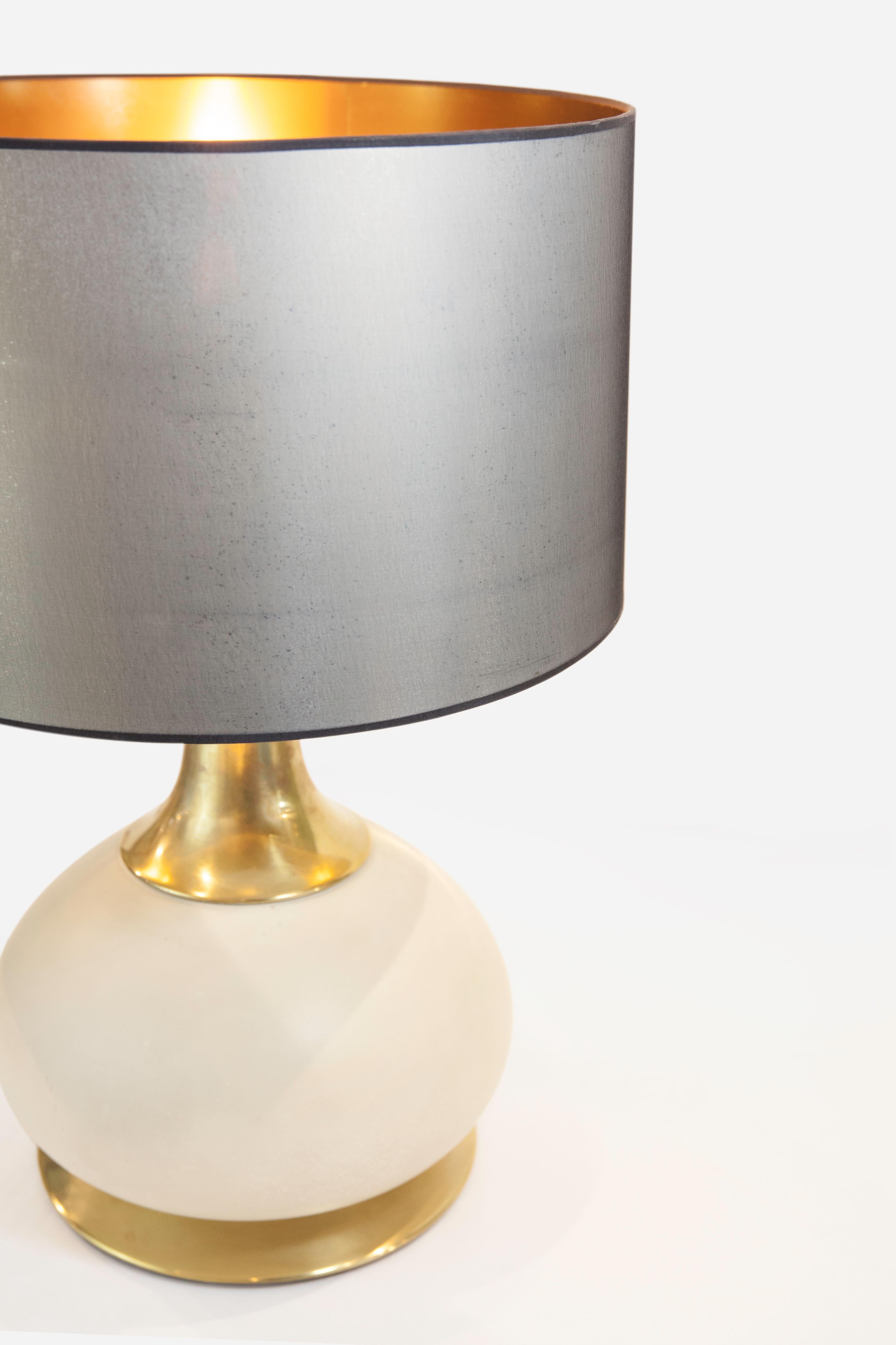 Fin du 20e siècle Lampe de table italienne des années 1970 par PAF Milano en laiton et verre satiné avec blanc perlé en vente
