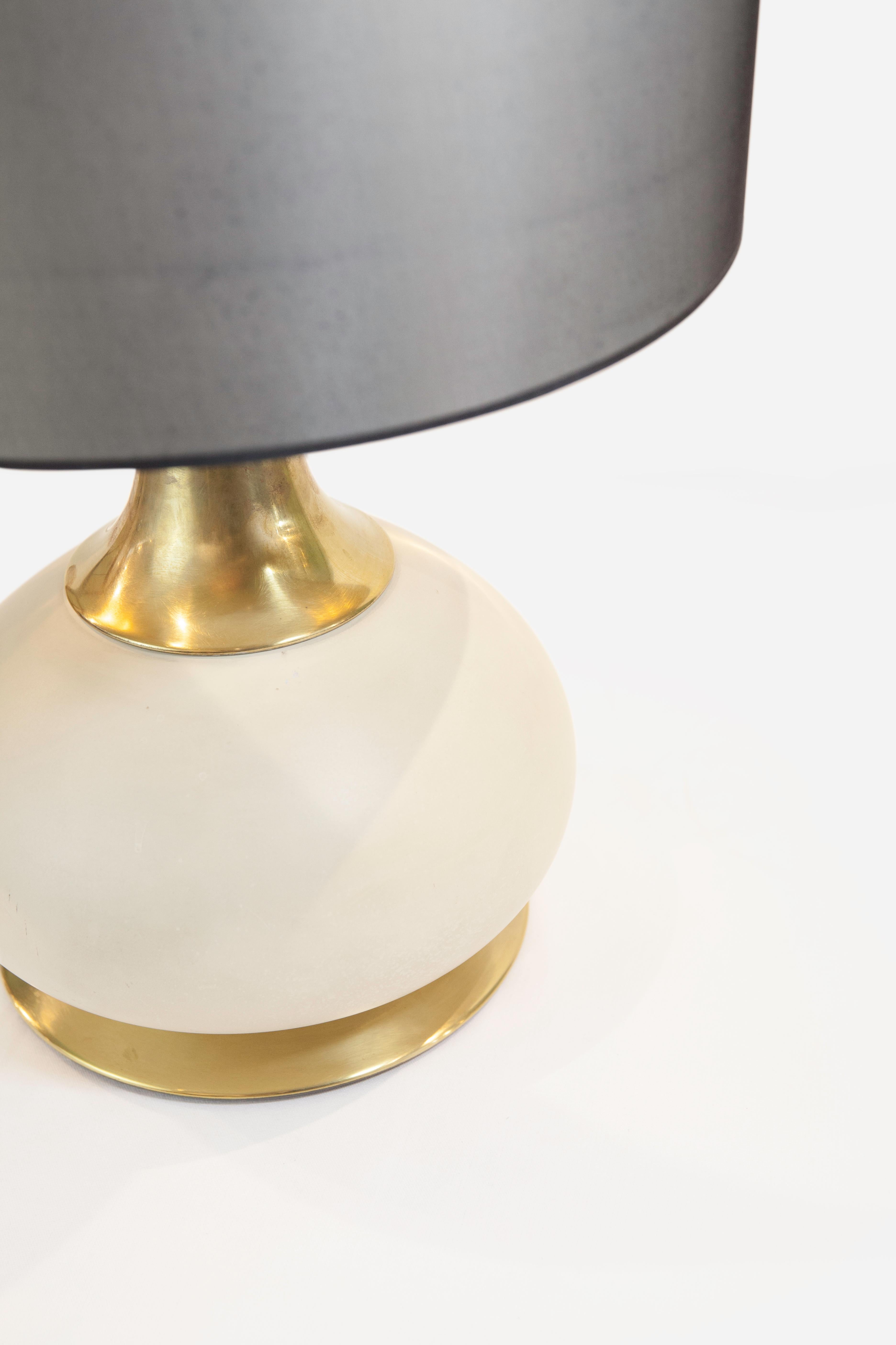 Laiton Lampe de table italienne des années 1970 par PAF Milano en laiton et verre satiné avec blanc perlé en vente