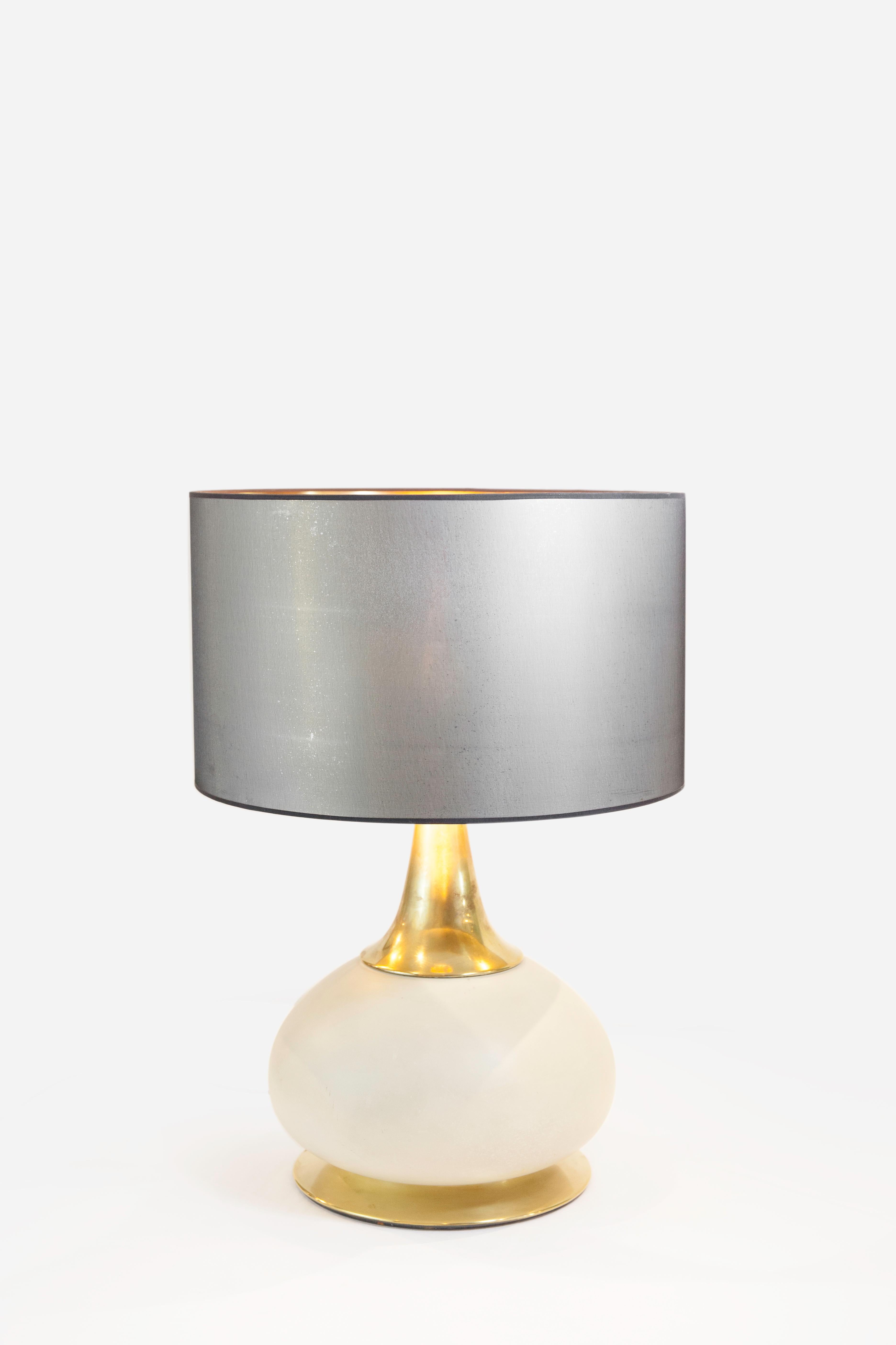 Lampe de table italienne des années 1970 par PAF Milano en laiton et verre satiné avec blanc perlé en vente 1