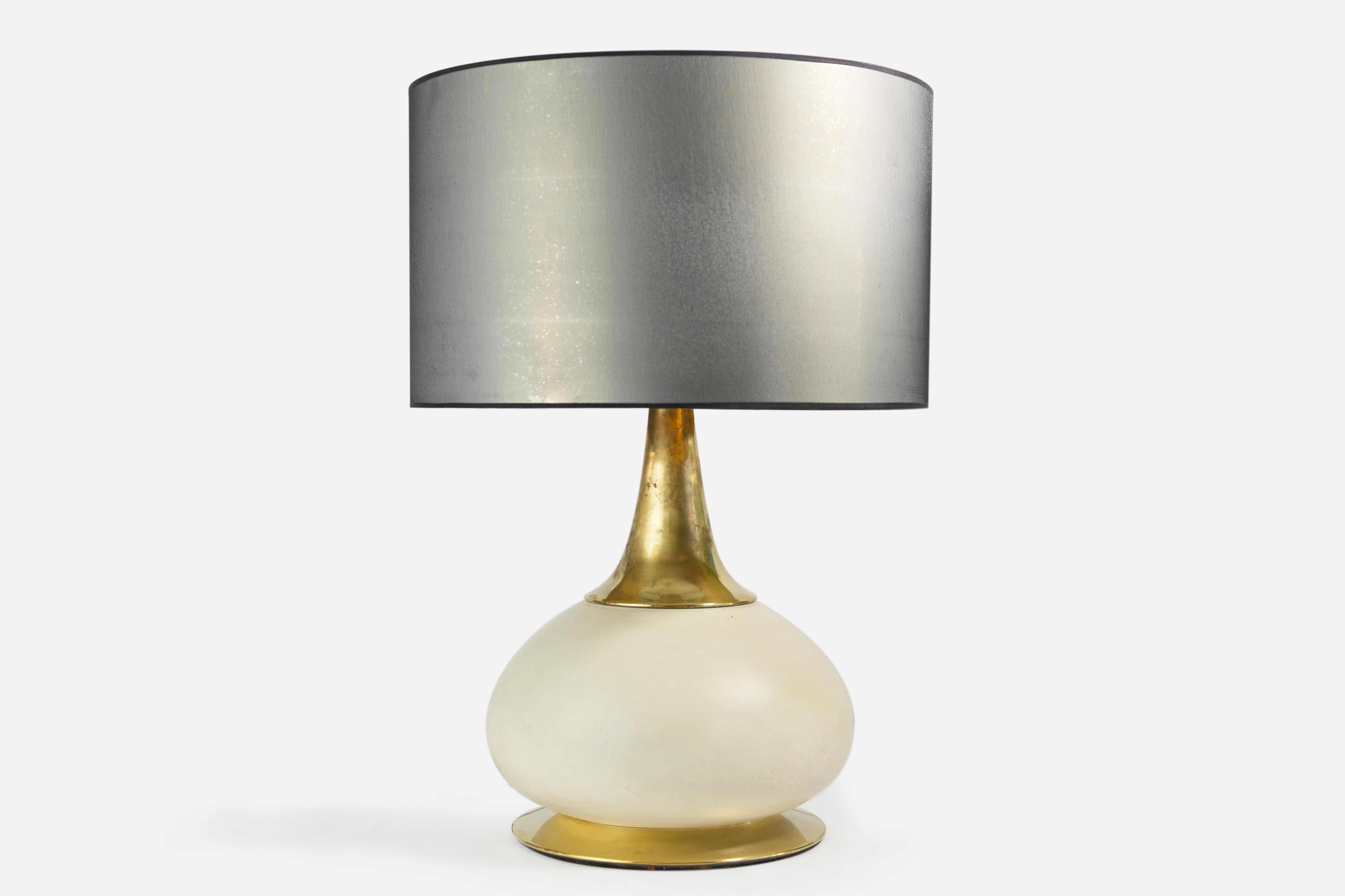 Lampe de table italienne des années 1970 par PAF Milano en laiton et verre satiné avec blanc perlé en vente 2