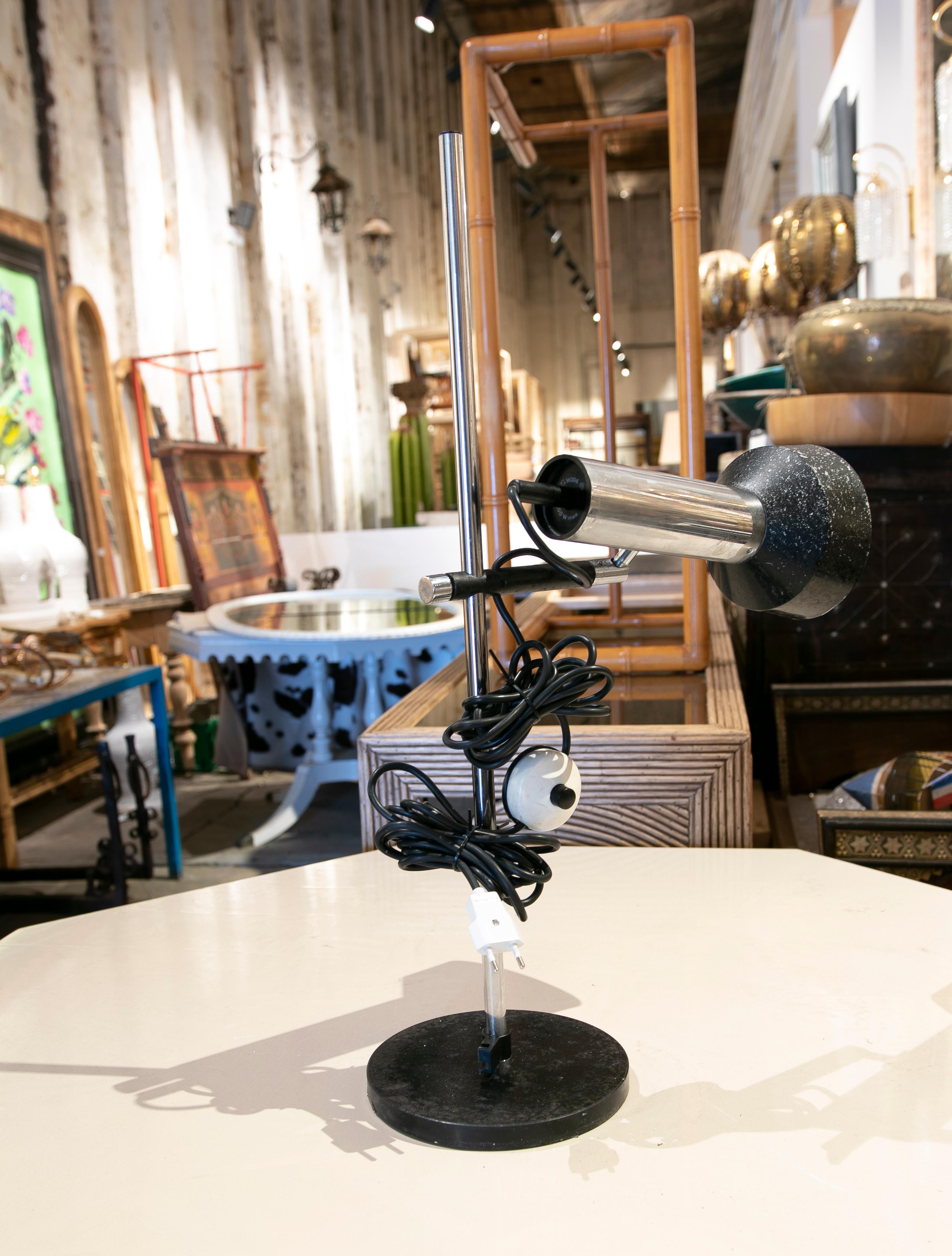 Lampada da tavolo italiana degli anni '70 in acciaio e ferro in vendita 1
