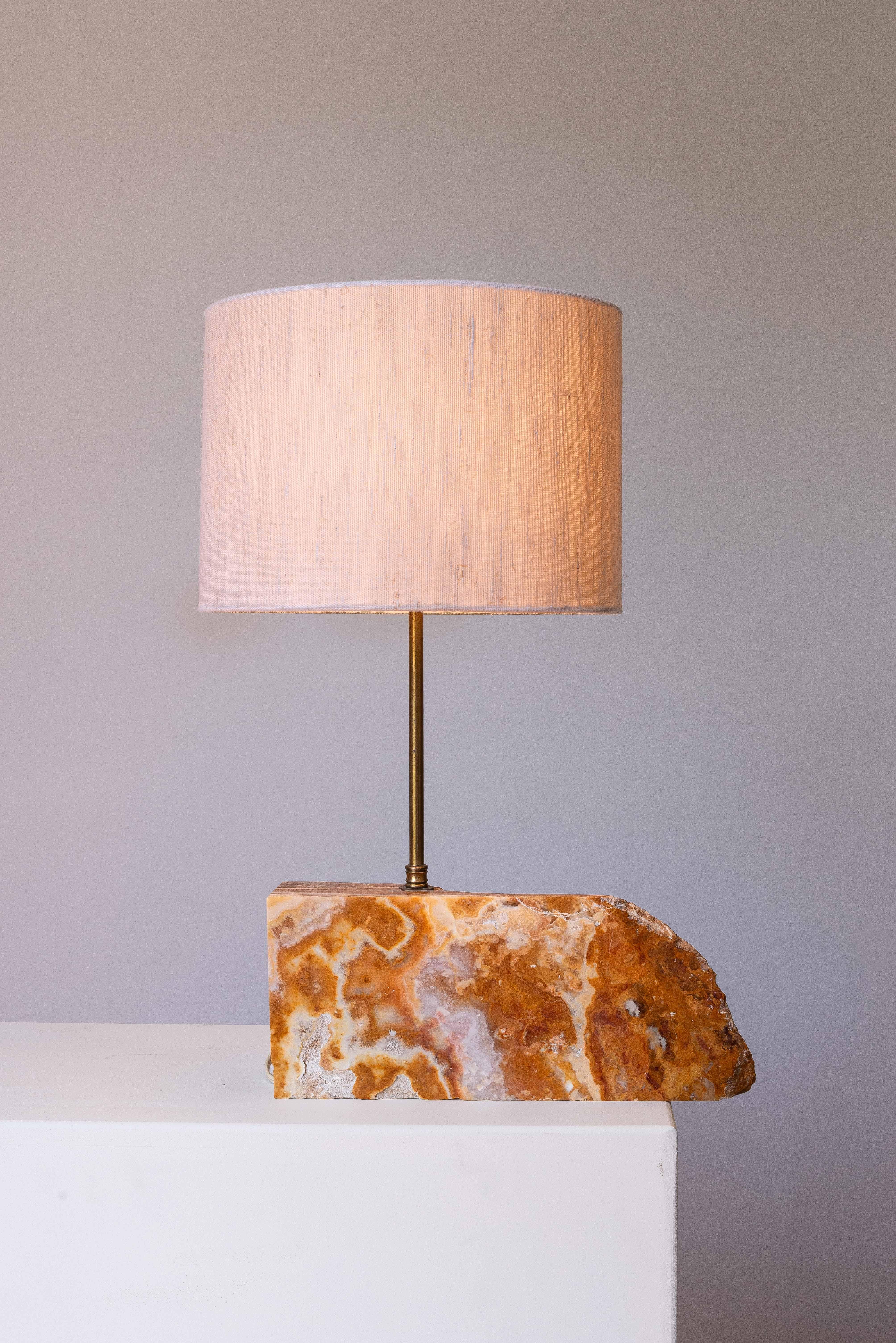 1970s Italian Table Lamp - Marble & Brass - Brutalist Design - Linen Shade In Good Condition For Sale In ROUEN, Normandie