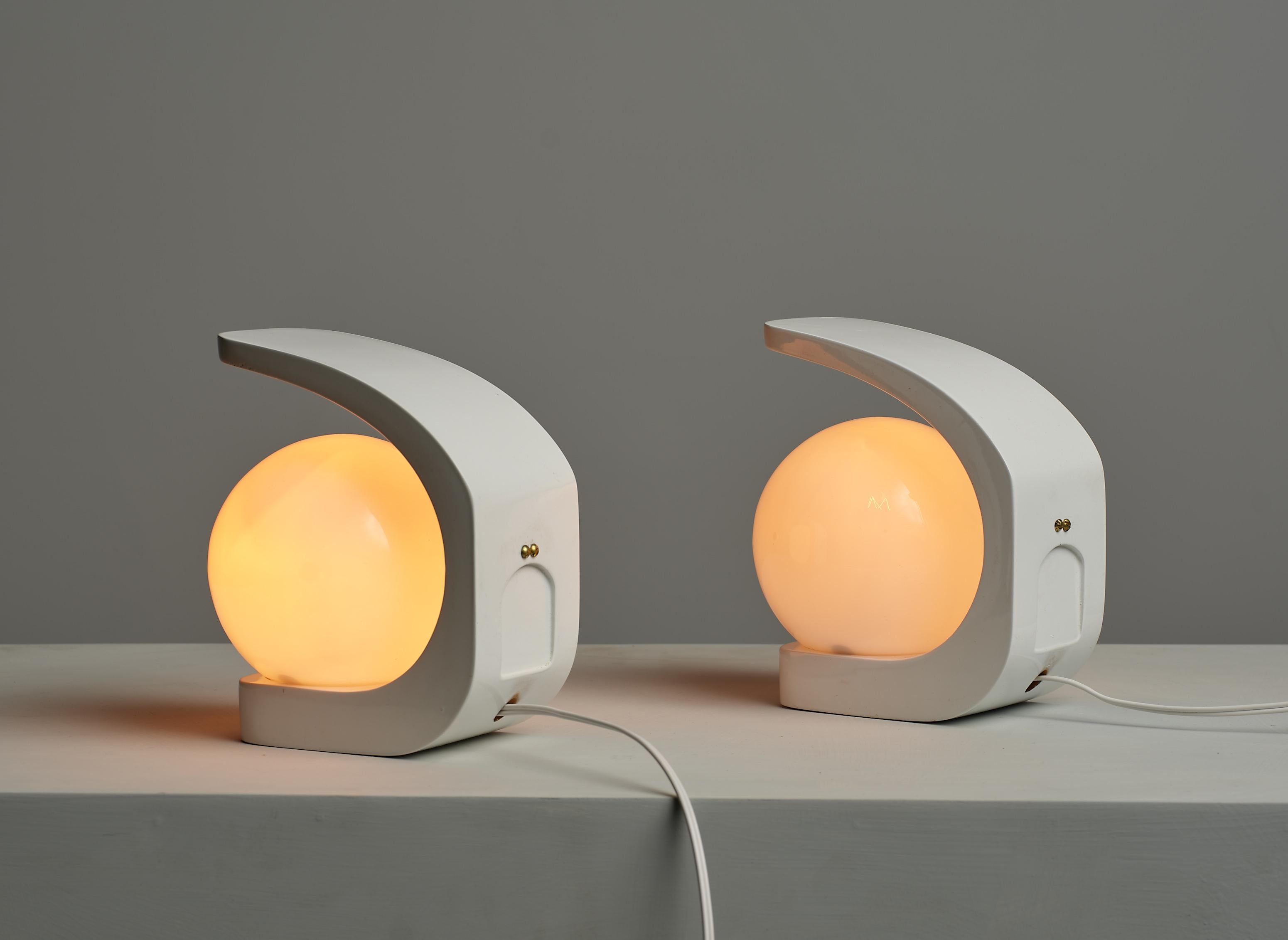 1970s Italian Table Lamps in White Lacquered Wood and Milk Glass Spherical Shade In Good Condition In Rome, IT