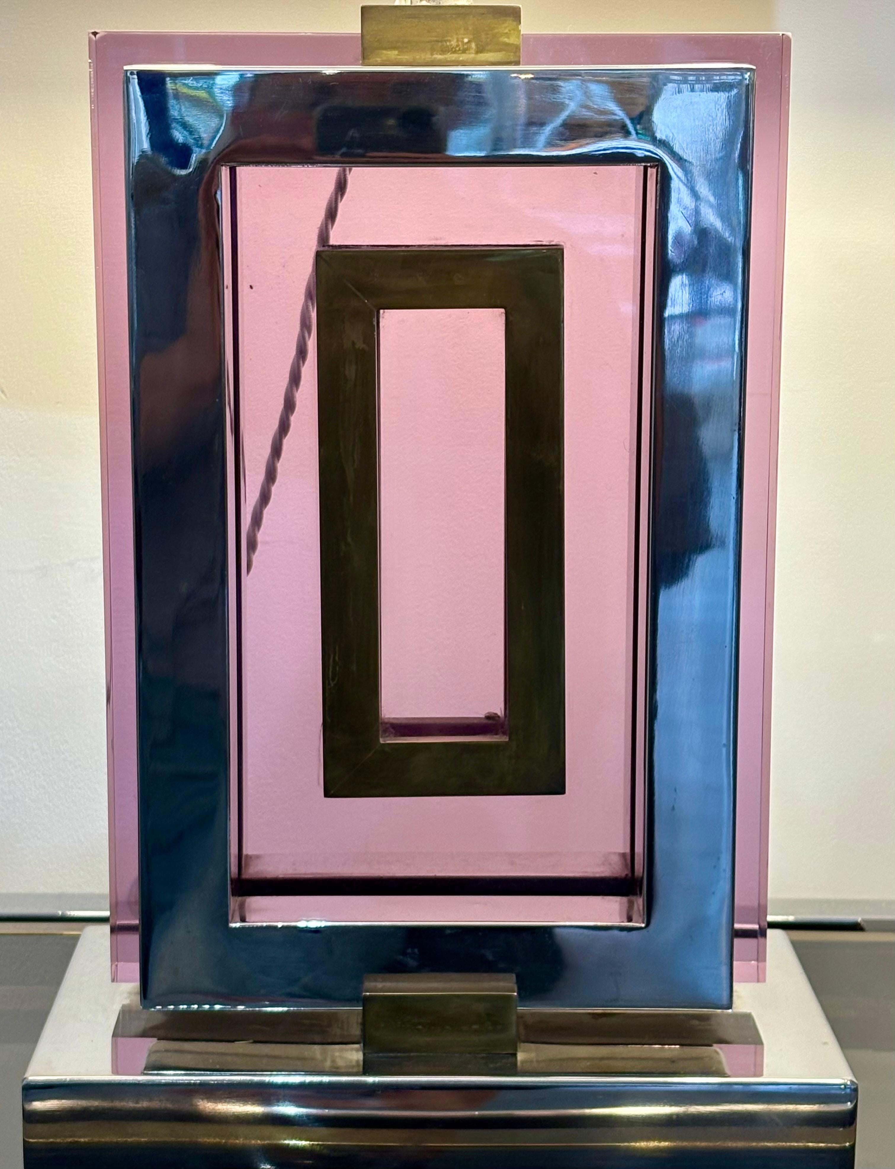 Fantastique, signée, lampe de table conçue par l'un des plus importants designers italiens de mobilier et d'éclairage du 20ème siècle ,  Romeo Rega. 

Copié par beaucoup, mais avec son style unique et flamboyant, Romeo expose avec l'inclusion de sa