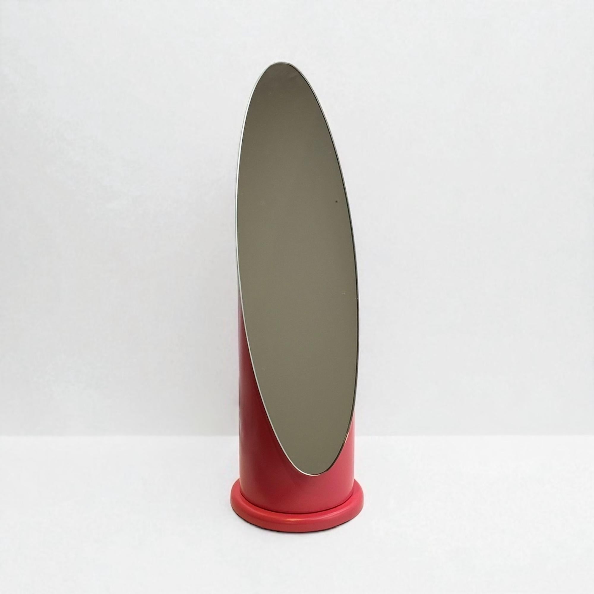 Miroir de table audacieux et sculptural fabriqué en Italie dans les années 1970, cette pièce incarne l'essence du design italien de l'ère pop. Inspirée de l'emblématique Lipstick Mirror, sa forme est définie par une base cylindrique fuchsia