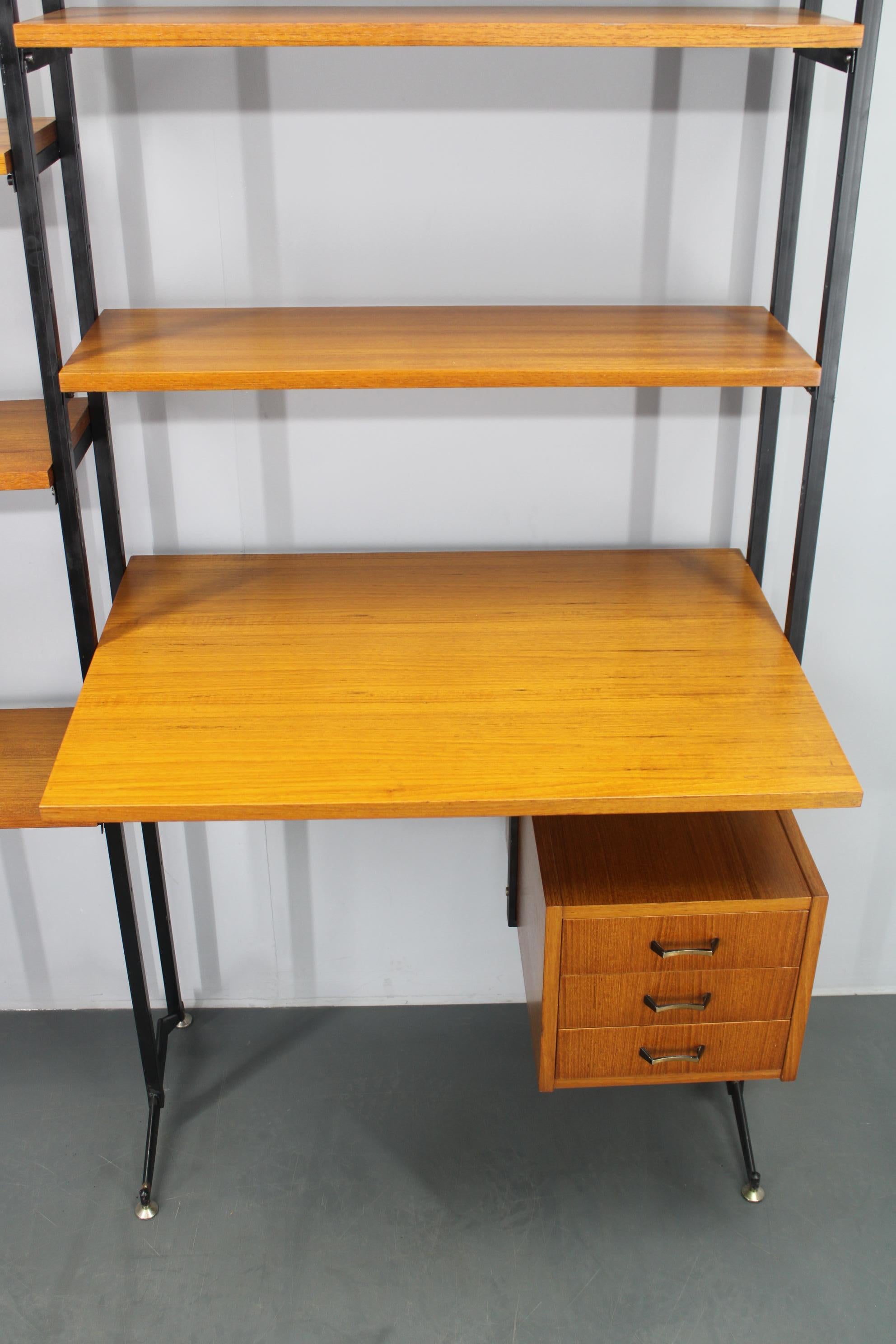 1970er Jahre Italienisches Teakholzregal mit Schreibtisch im Angebot 6
