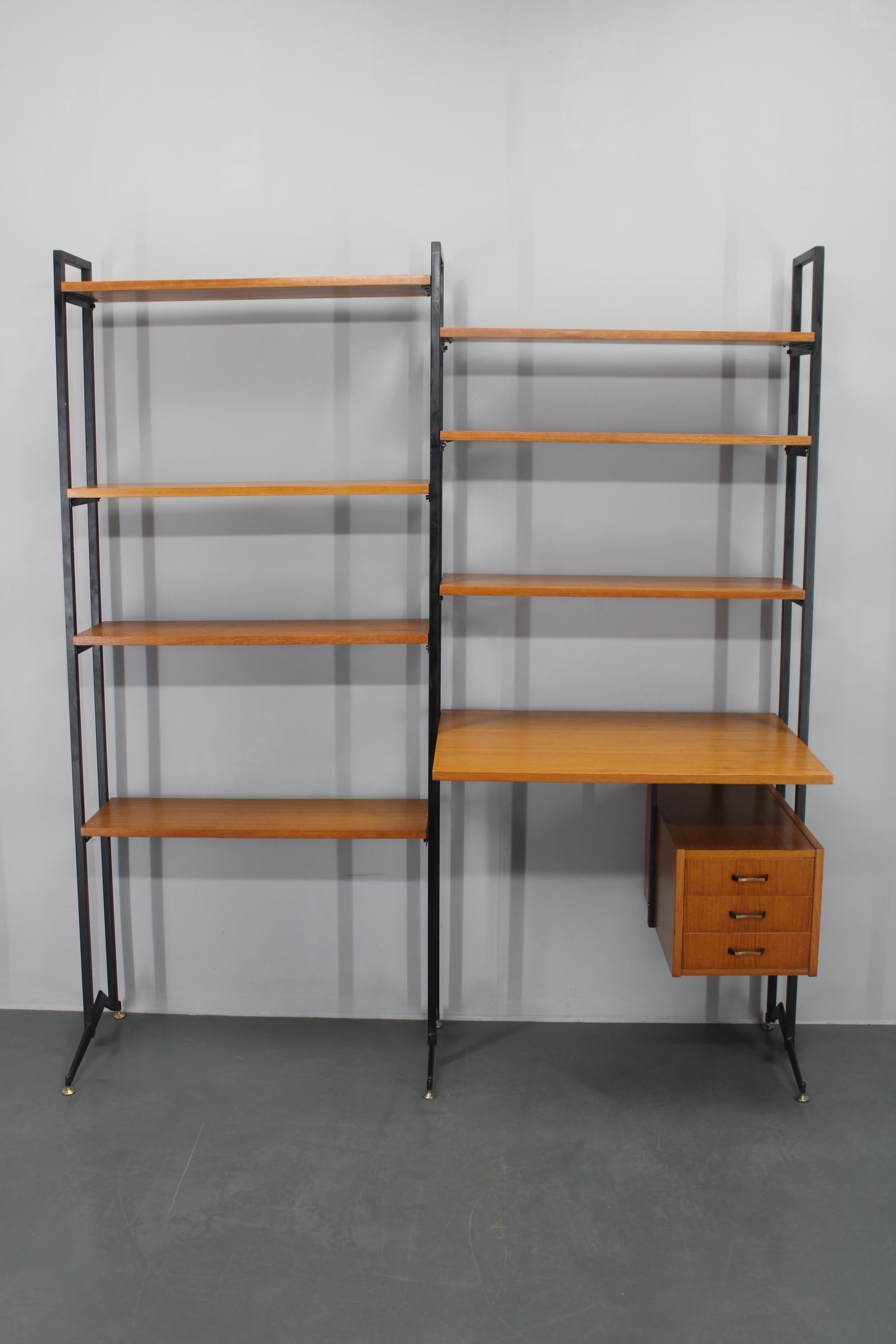 1970er Jahre Italienisches Teakholzregal mit Schreibtisch (Moderne der Mitte des Jahrhunderts) im Angebot