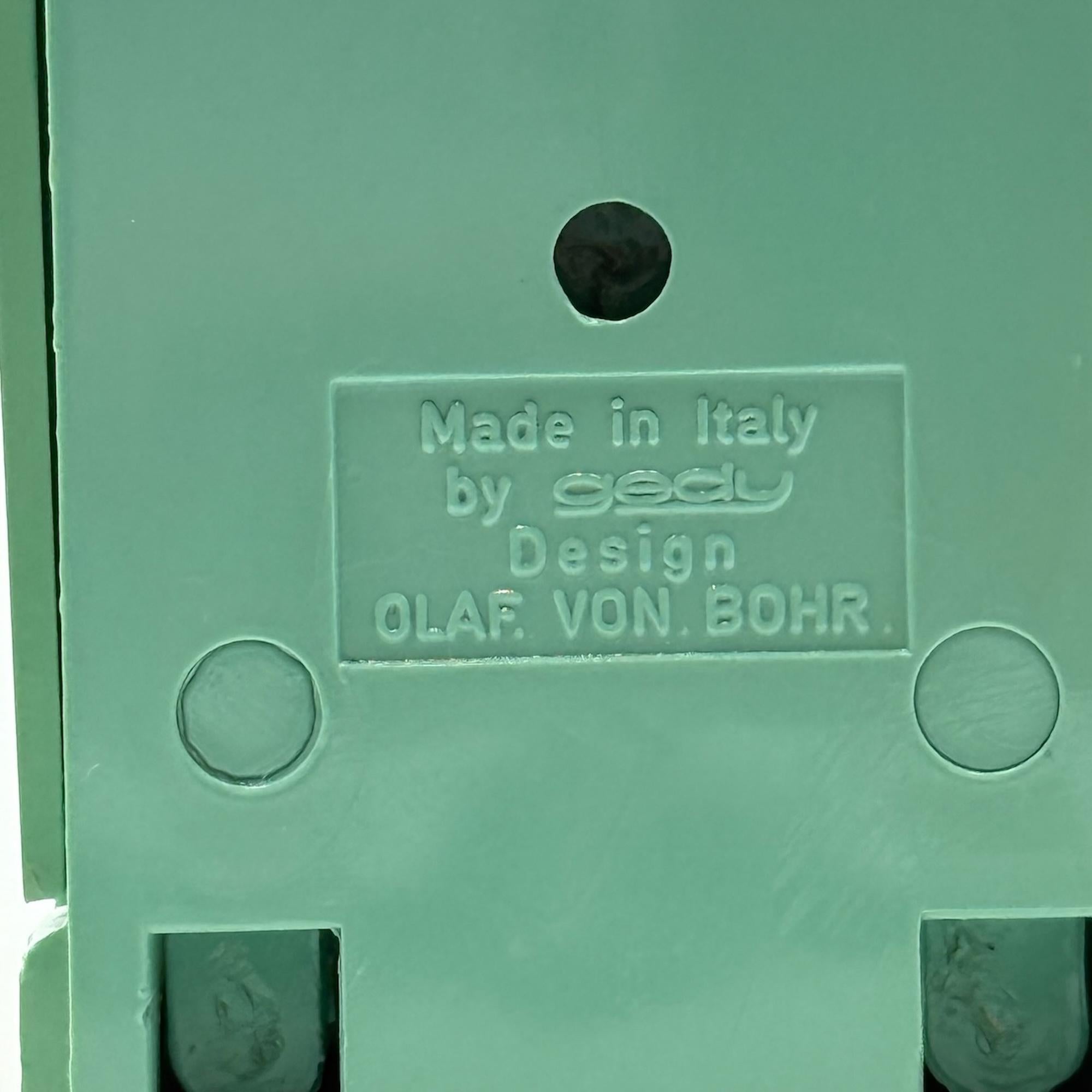 Estos ganchos de pared verde turquesa fueron diseñados por Olaf von Bohr para Gedy, Italia, en la década de 1970. Fabricados en plástico moldeado, capturan el espíritu inventivo del diseño italiano de la Era Espacial, donde la geometría, el color y