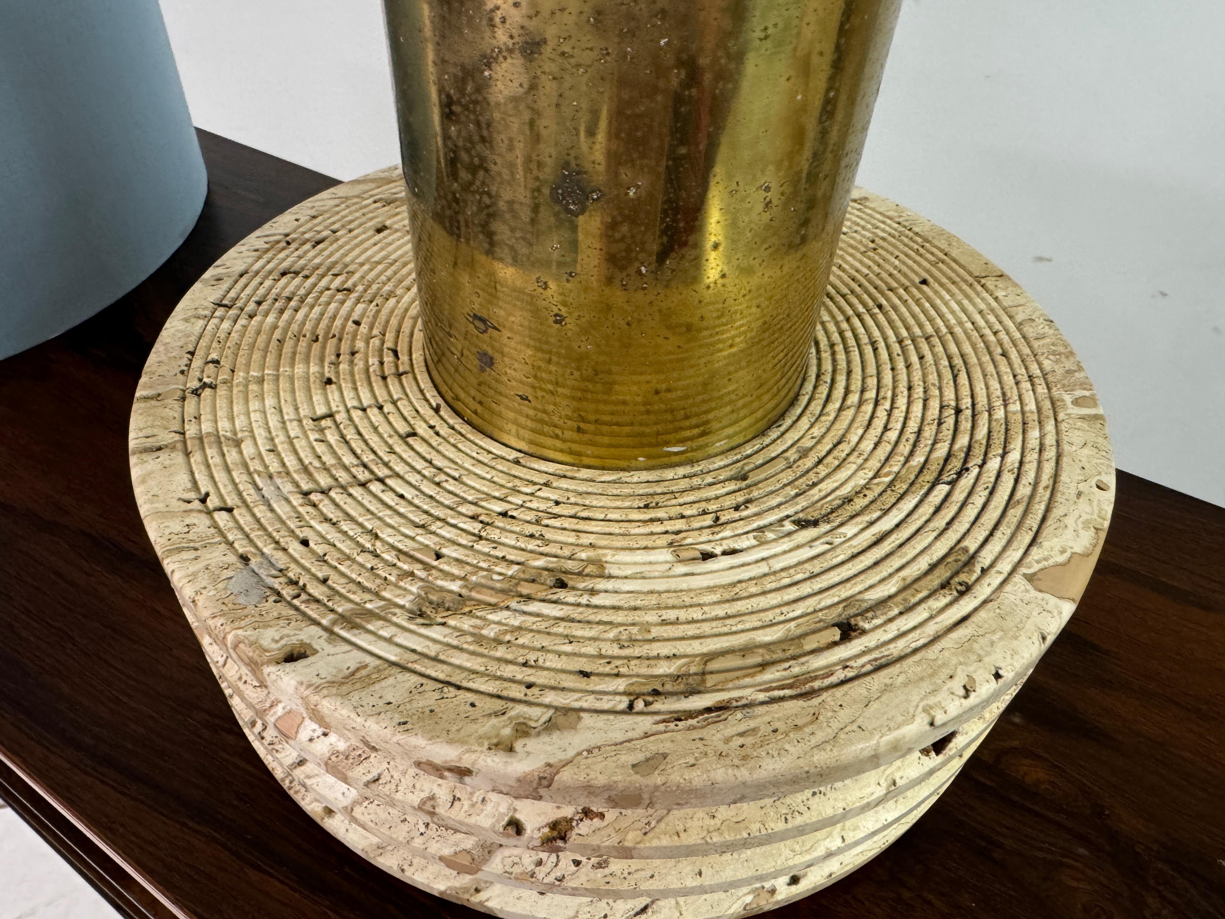 Lámpara de mesa italiana de travertino y latón de los años 70 en venta 3