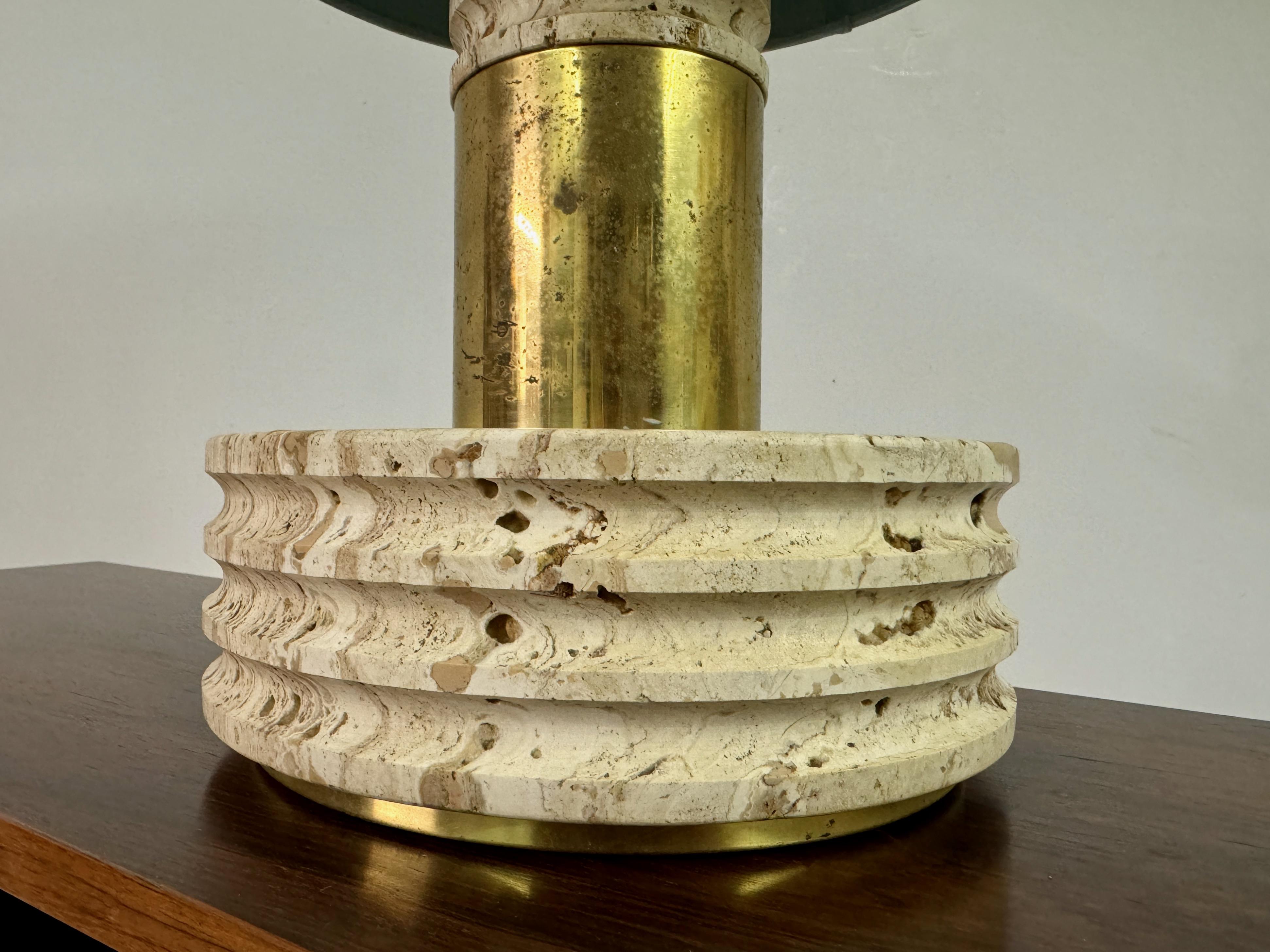 Lámpara de mesa italiana de travertino y latón de los años 70 Italiano en venta