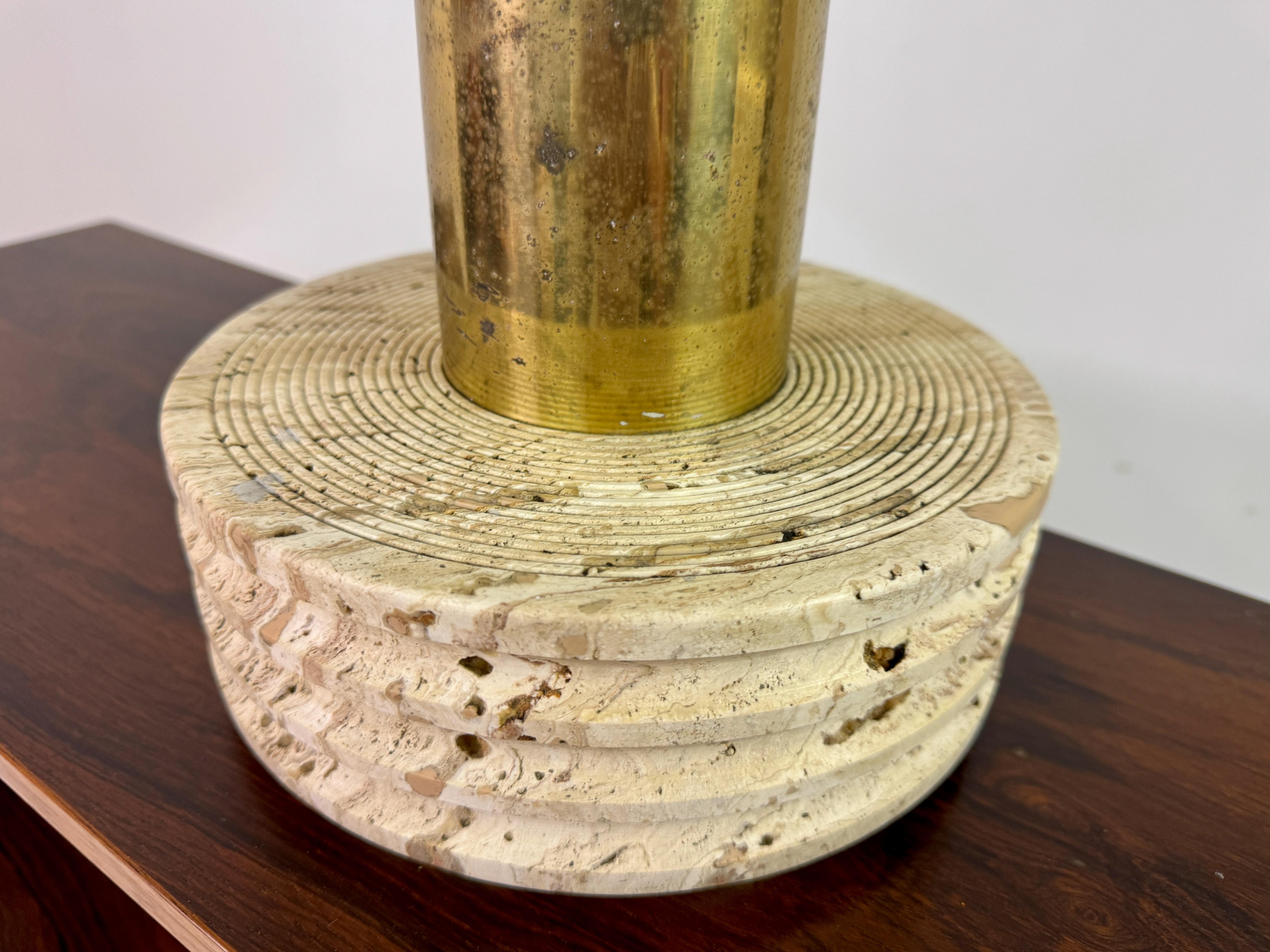 Lámpara de mesa italiana de travertino y latón de los años 70 en Bueno estado para la venta en London, London