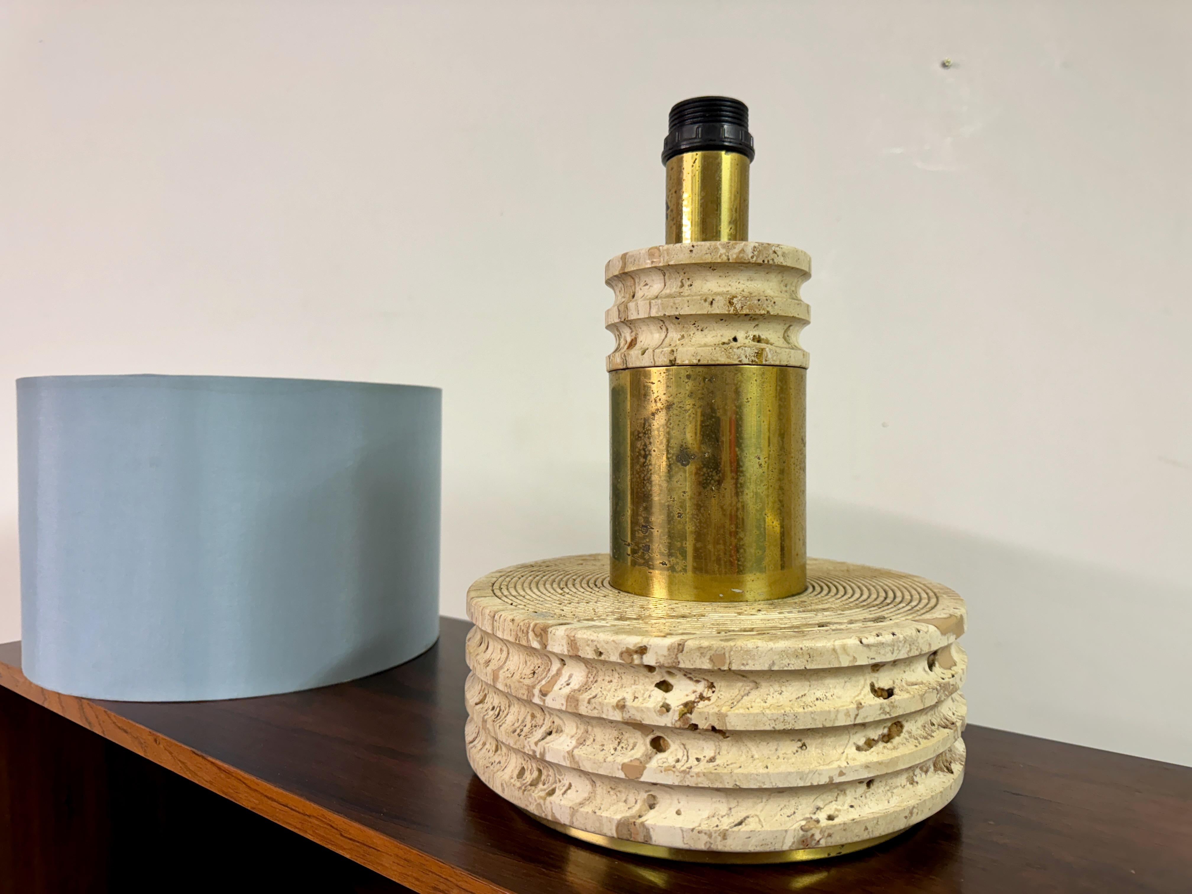 Lámpara de mesa italiana de travertino y latón de los años 70 en venta 1